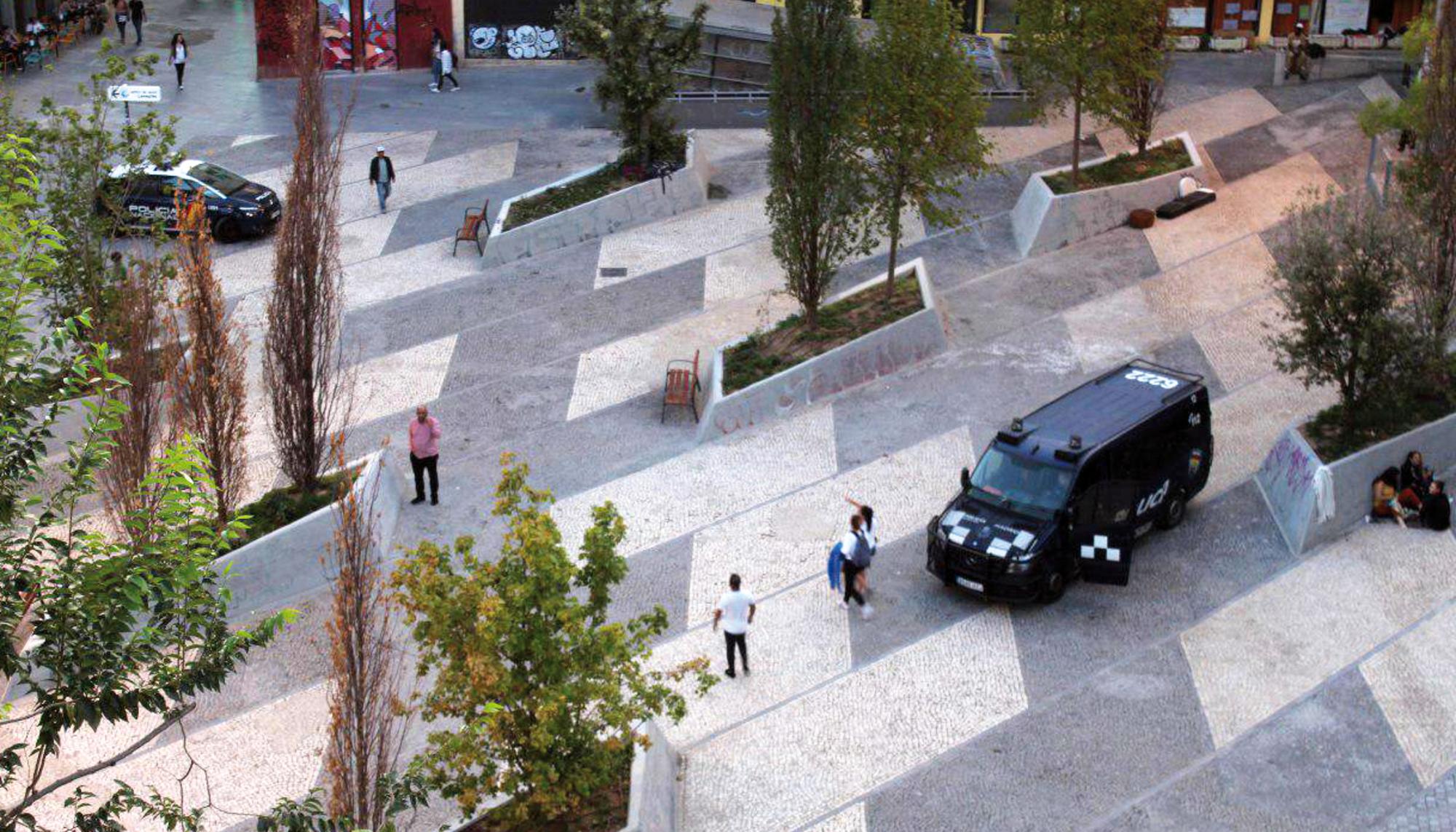 Policía en la plaza Arturo Barea de Madrid