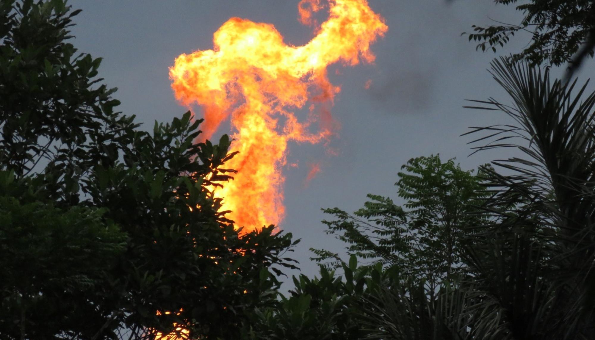 Mechero de quema de gases en la Amazonía. Ecuador