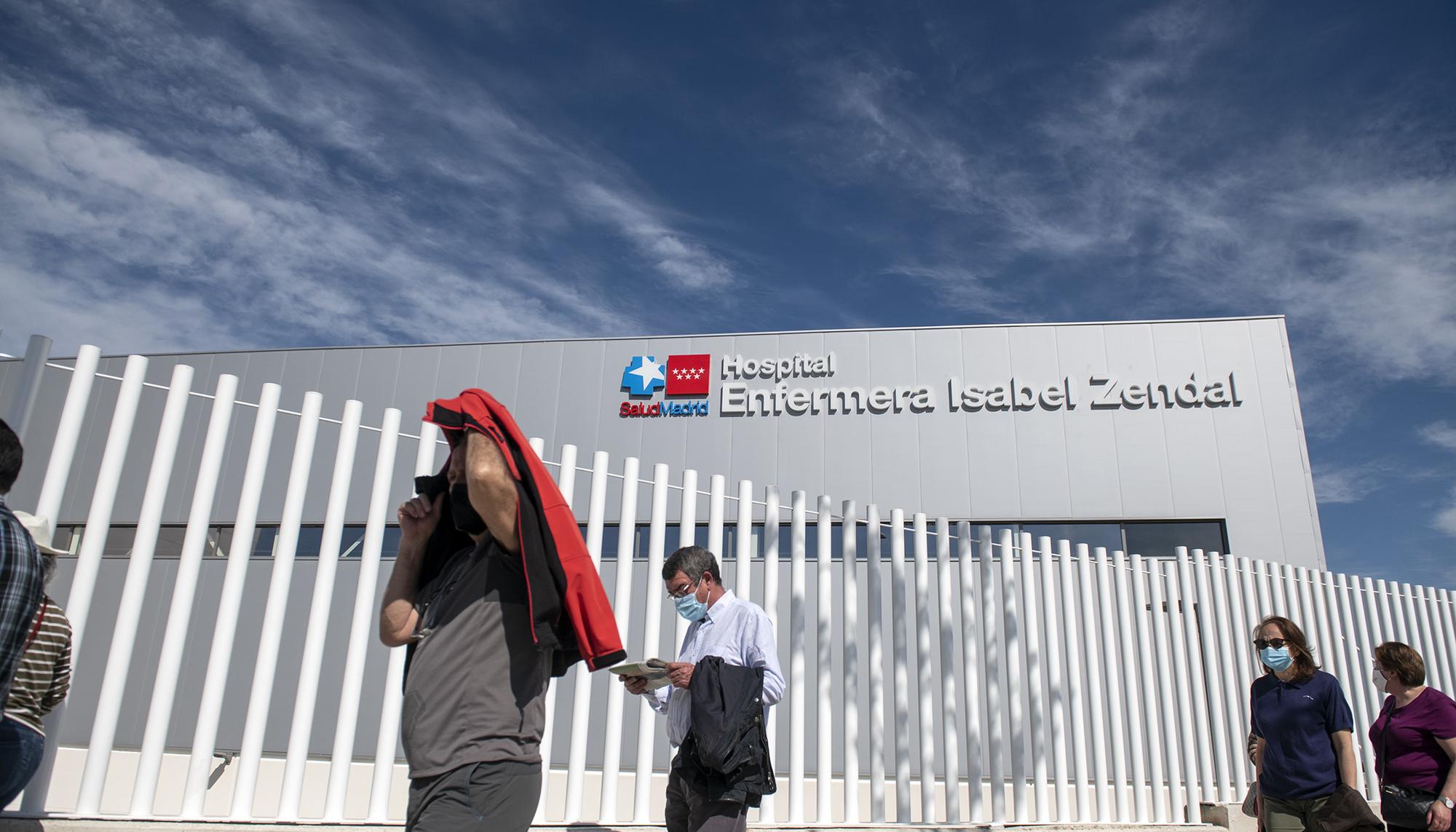 Colas para la vacunación en el Hospital Zendal en Madrid. - 10