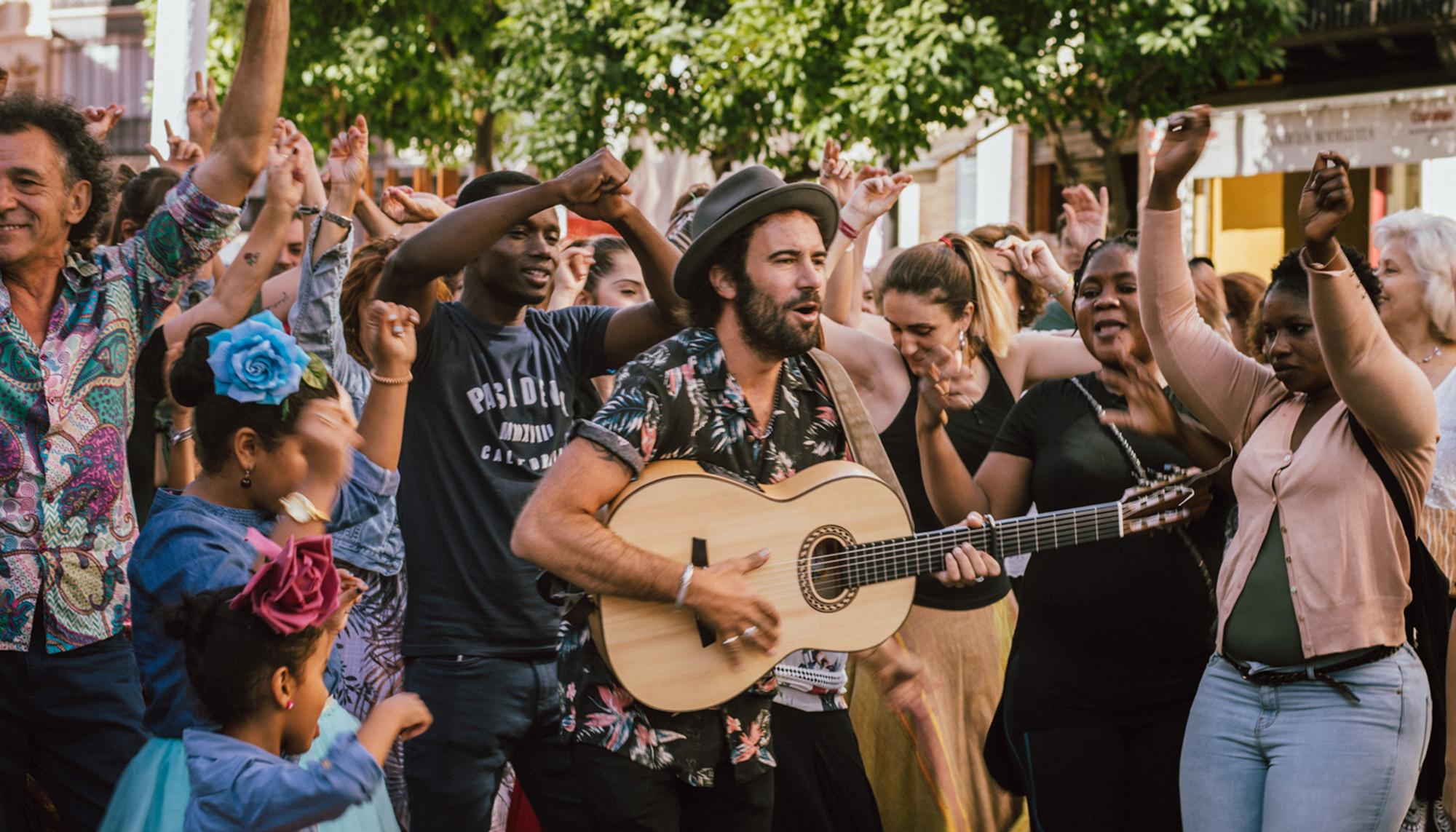 Personas refugiadas bailan en el marco del Festival Brota Música 2018