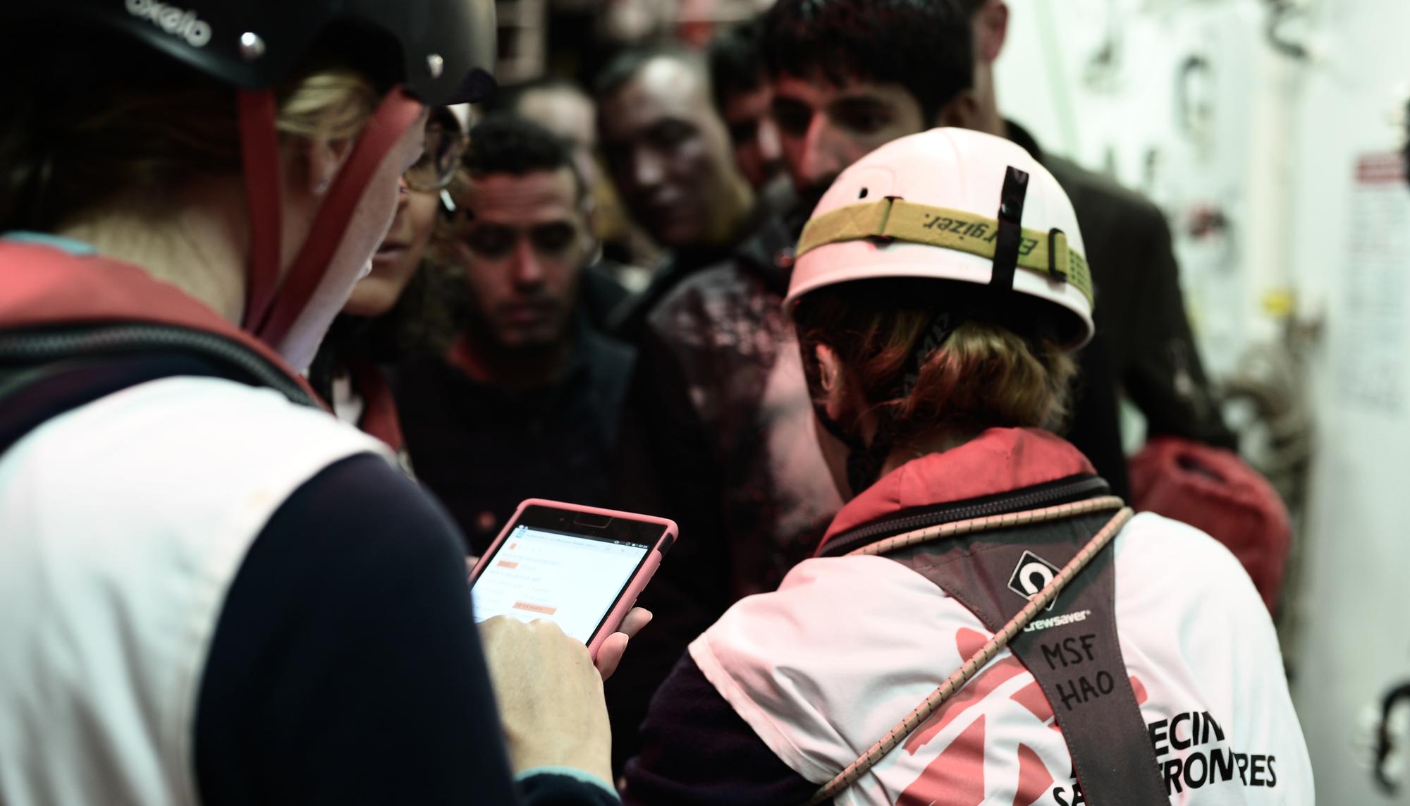 Médicos Sin Fronteras atiende en su barco Aquarius a los 629 migrantes rescatados en algún punto del Mar Mediterráneo entre Libia y las costas de Sicilia