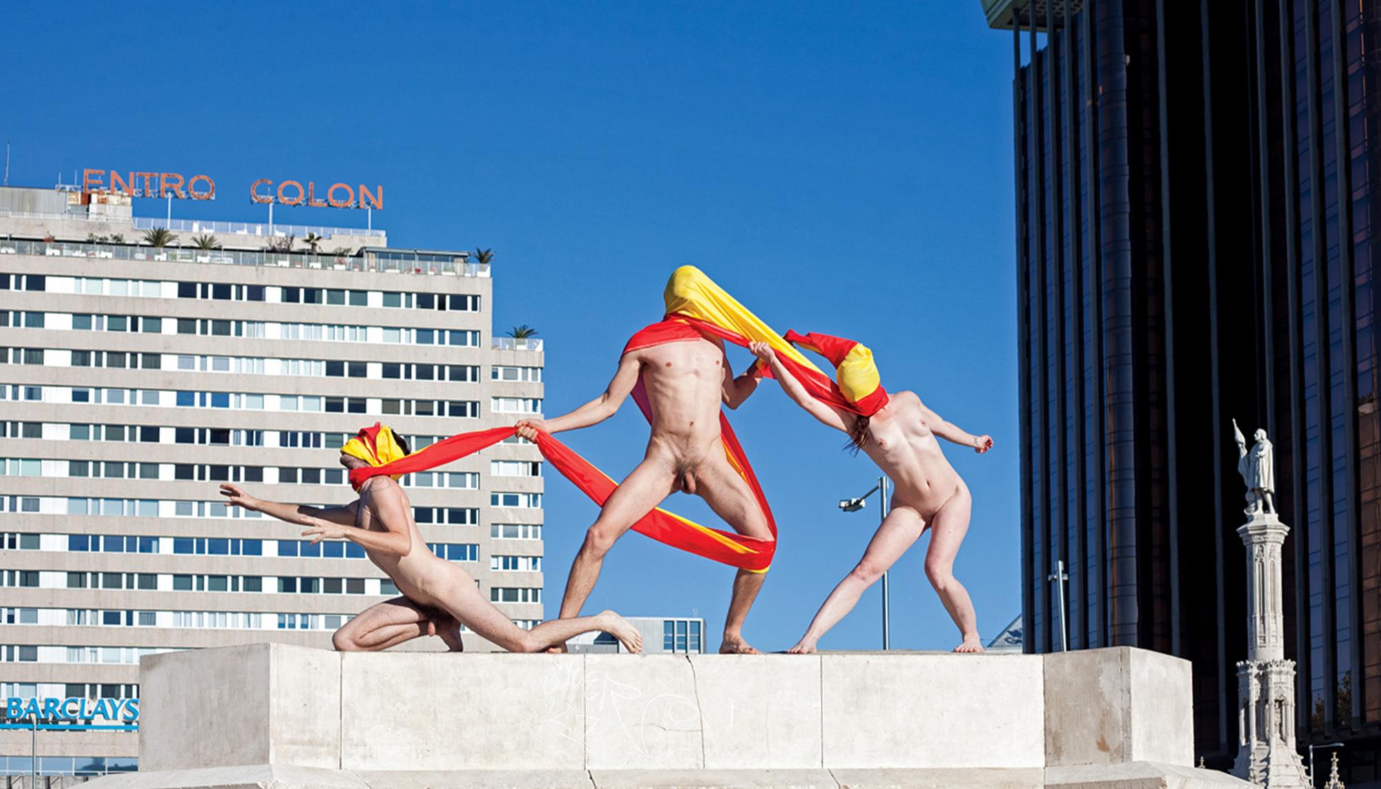 Acción performance Estatado en la plaza de Colón, Madrid