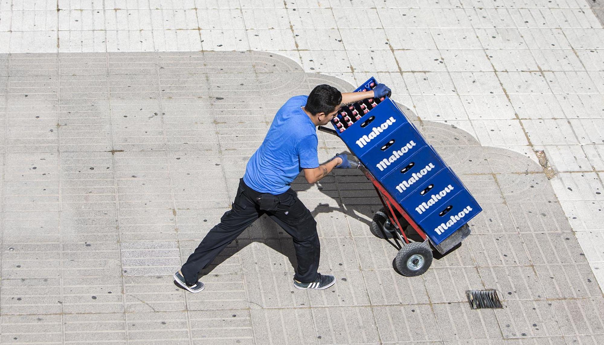 Un mozo de carga trabajando