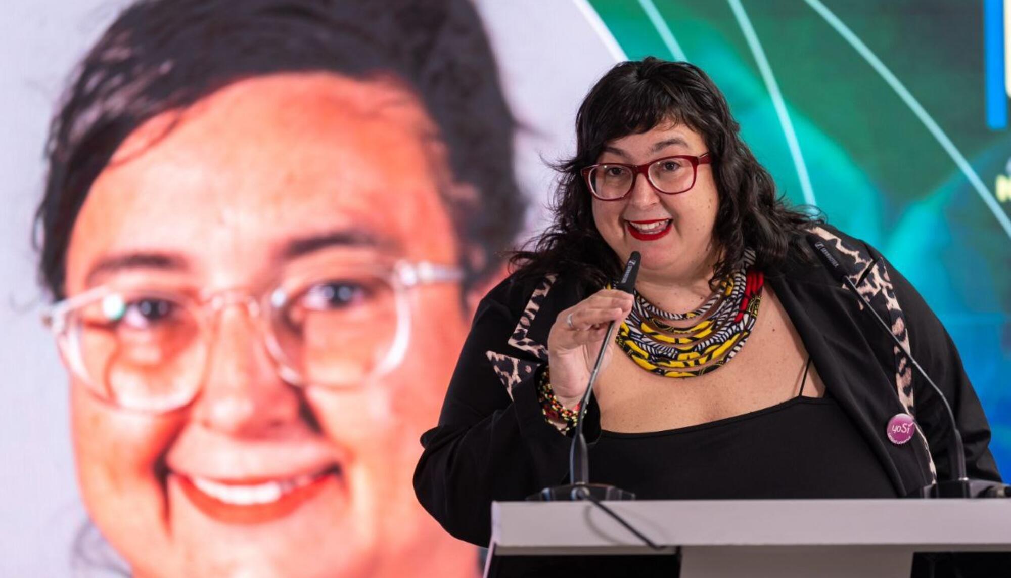 La periodista de El Salto Sara Plaza Casares recibe un premio en la III edición de los Premios AAJM 2025.