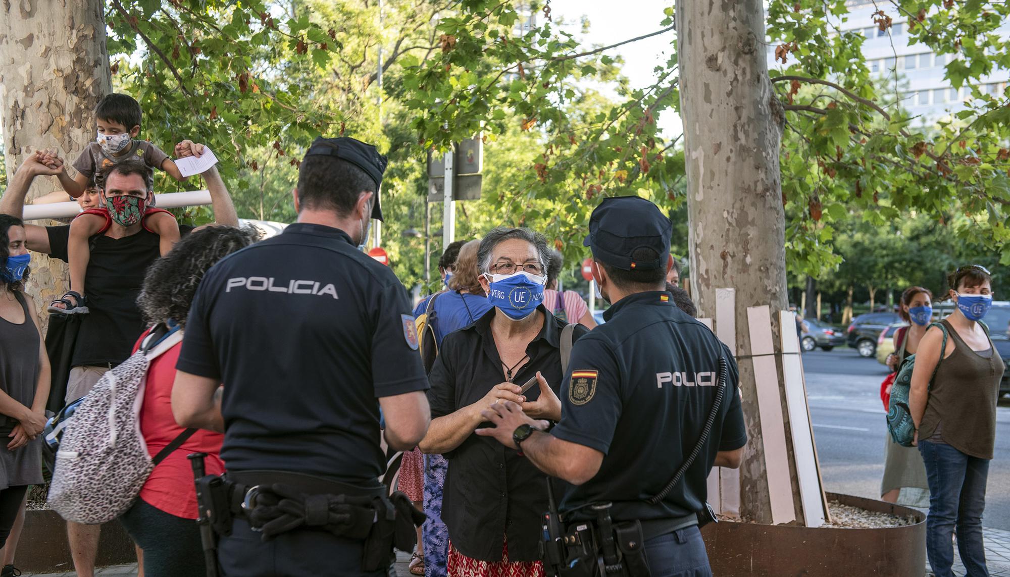 Bloquean la entrada a la sede de la Unión Europea para denunciar los abusos en las fronteras - 13