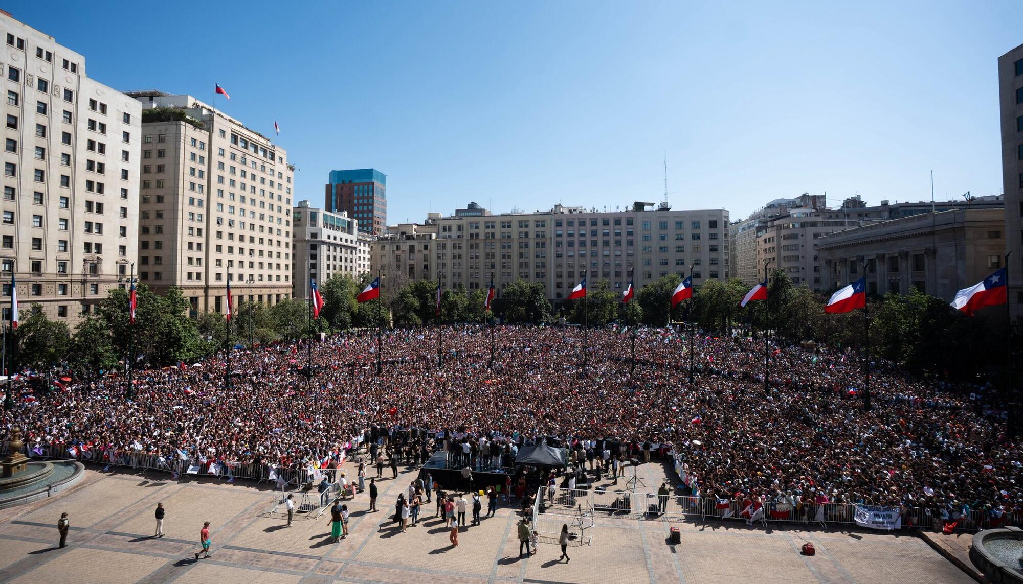 Miles de personas se concentraron frente a La Moneda, en Santiago de Chile, para despedir a Gabriel Boric, el 8 de marzo de 2026.