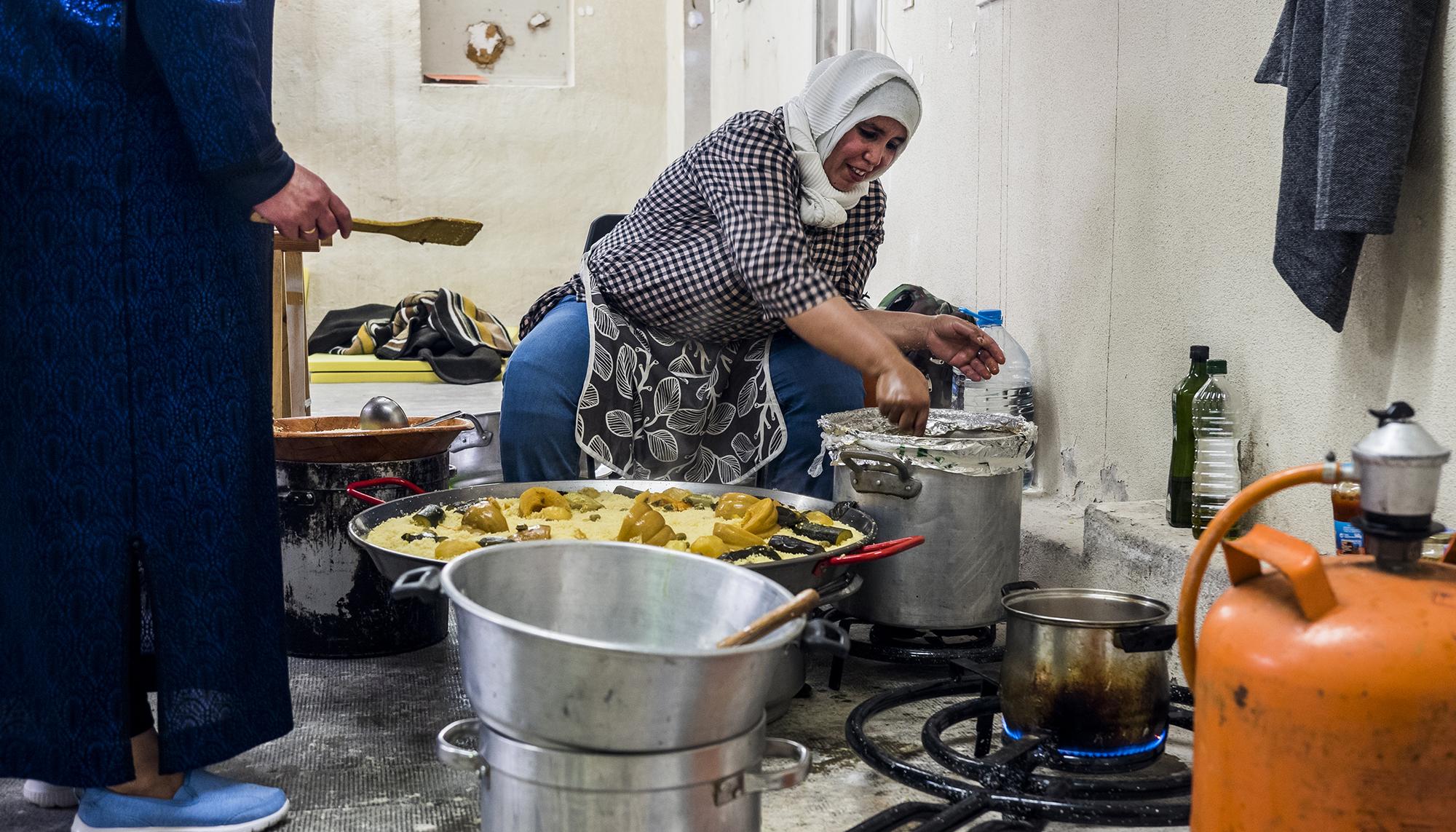 Encierro migrante de Barcelona -cocinando