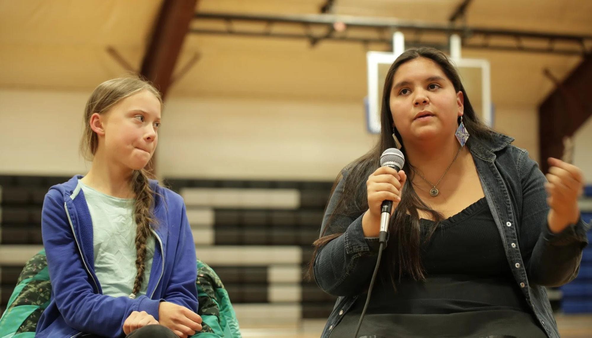 Greta Thunberg, 16, y Tokata Ojos de Hierro, 16, en un panel en la Reserva Cresta del Pino, Dakota del Sur. Fuente: Proyecto legislativo del pueblo de Lakota.