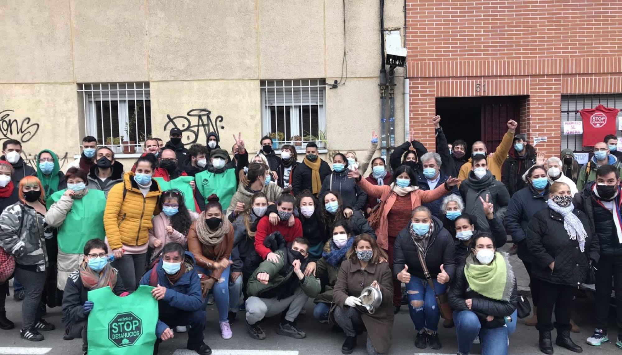 Militantes del movimiento por la vivienda parando un desahucio en el bloque Clara Campoamor. / Sindicato de Vivienda de Carabanchel