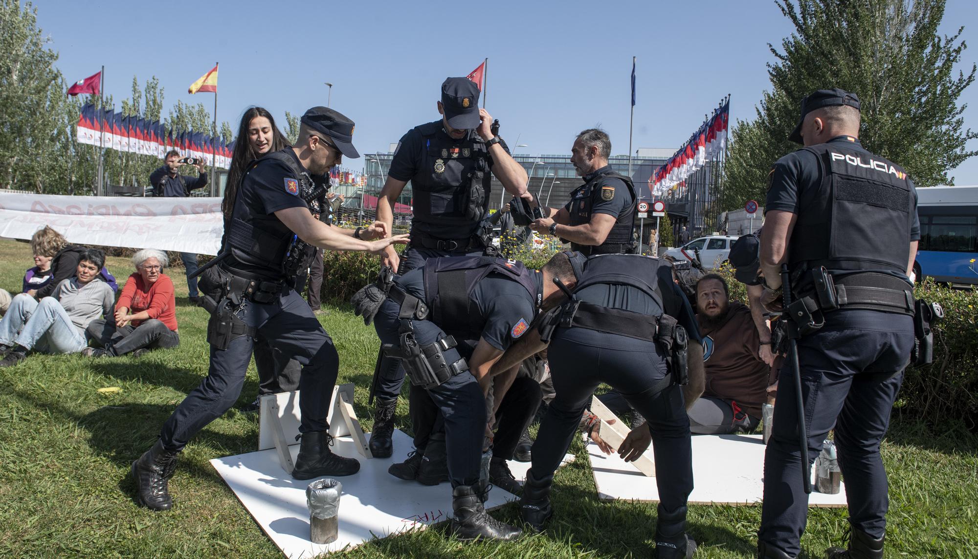 Protesta contra la celebración de la feria de armas de Madrid - 11