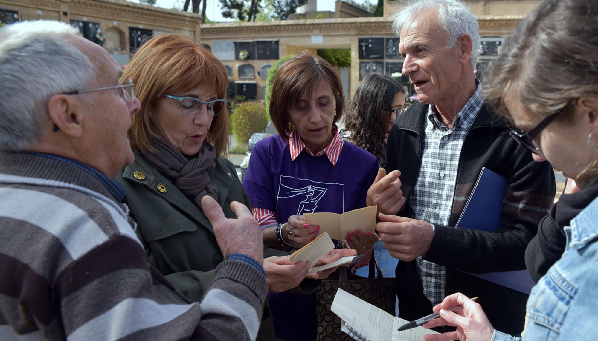 Familiares de la fosa 22 del cementerio de Paterna durante los trabajos de exhumación.