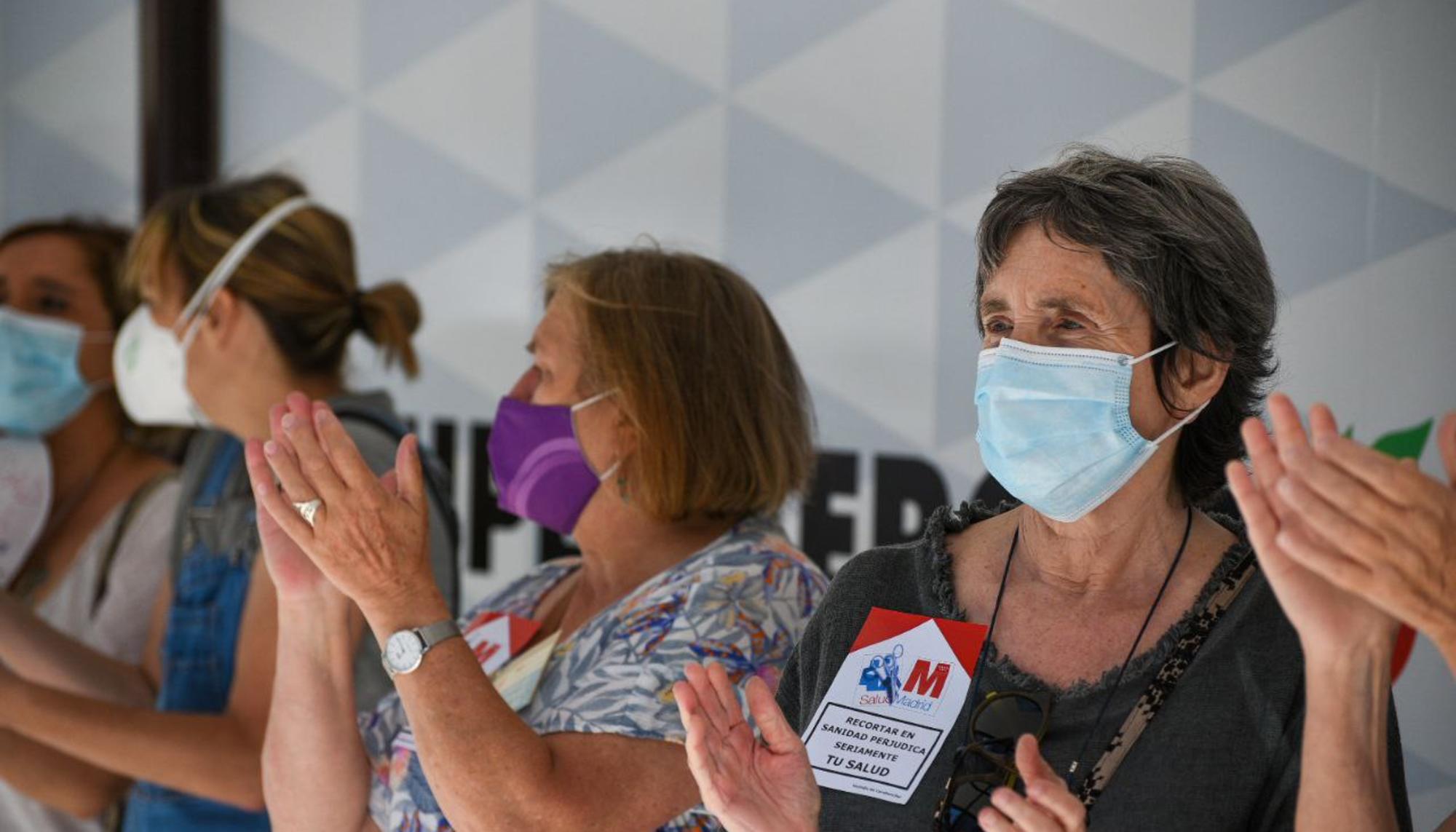 Activistas frente al centro de vacunación.
