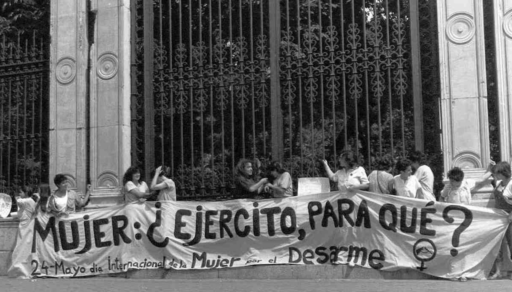 Encadenamiento de mujeres en el Cuartel General del Ejercito en Madrid
