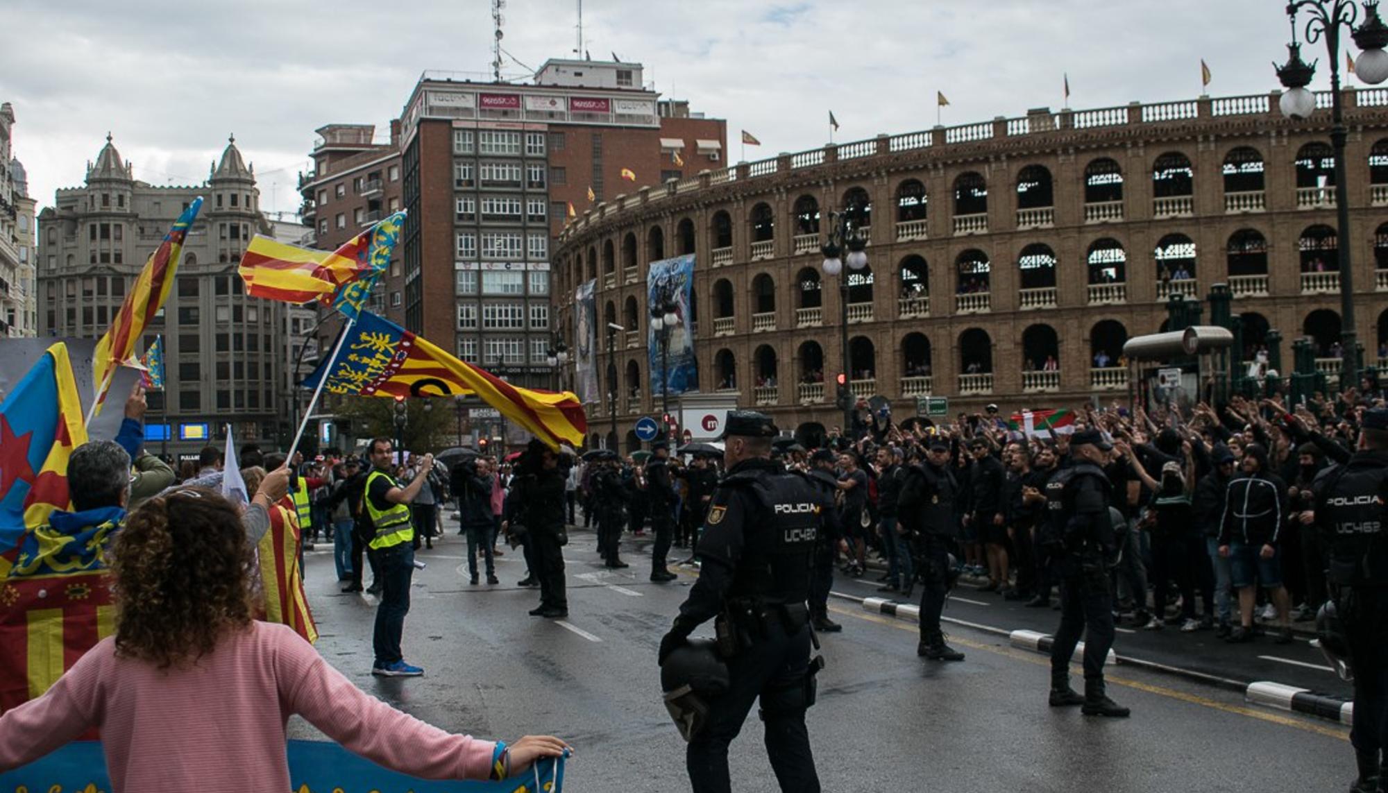 El bloc antifeixista (dreta) enfront el Grup d'Acció Valencianista (GAV)