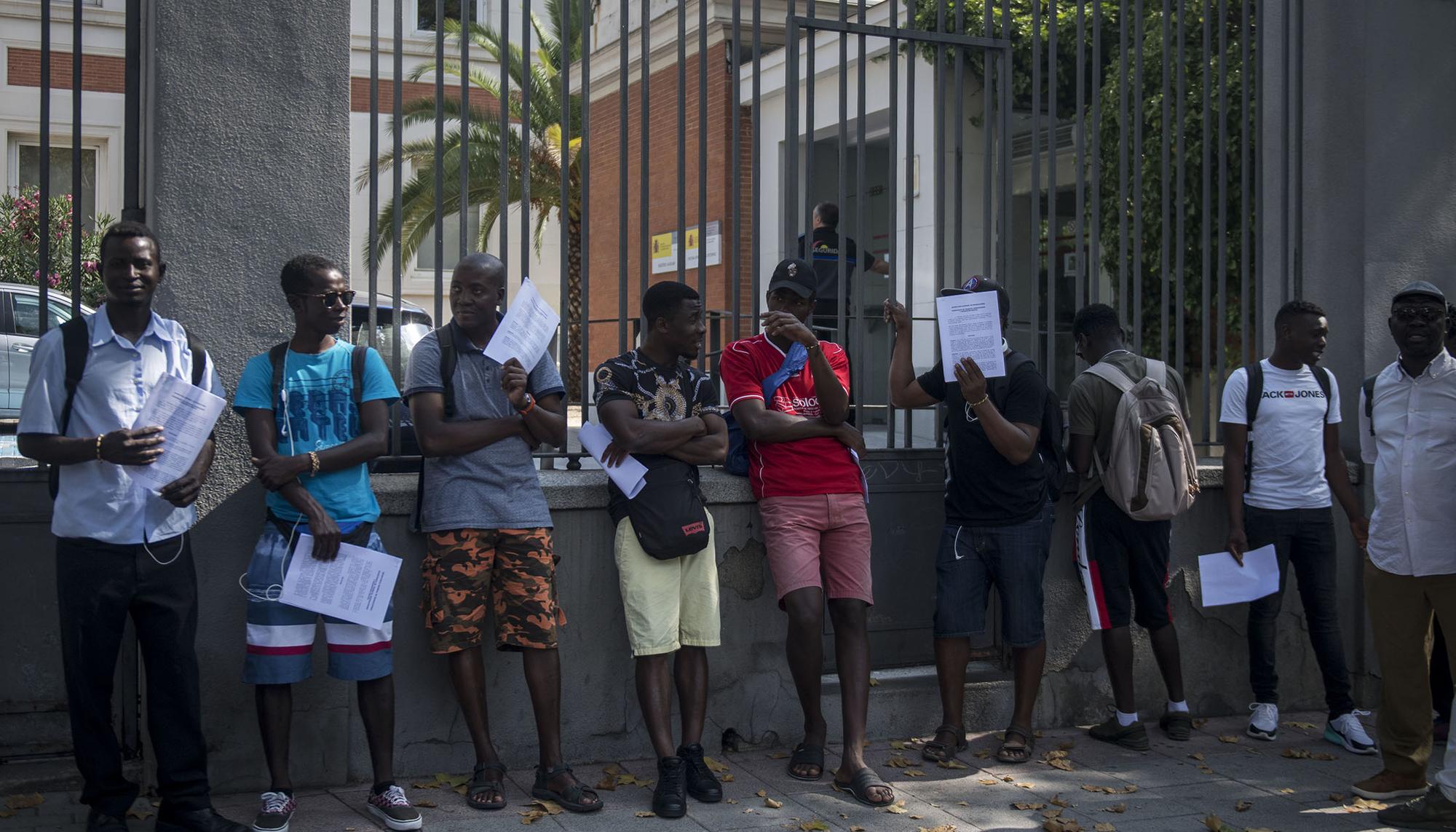 Entrega de solicitudes de asilo en el Ministerio de Migraciones VII