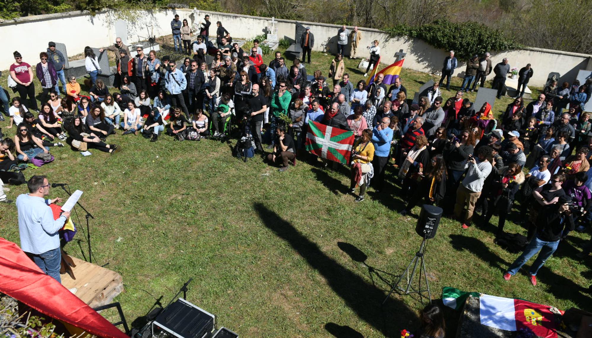 Acto anual de entrega de restos de represaliados por el franquismo a sus familias en el cementerio de la cárcel de Valdenoceda (Burgos)