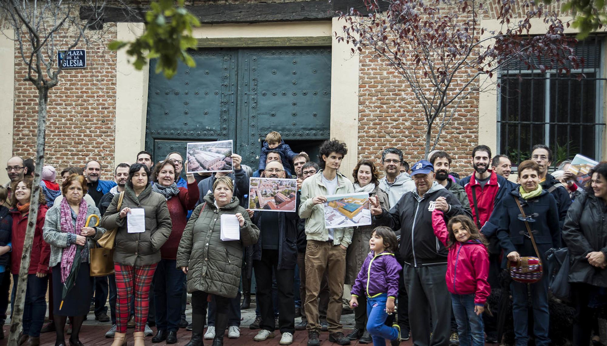 Vecinos de Hortaleza en una concentración delante de unos de los edificios históricos condenados a la piqueta