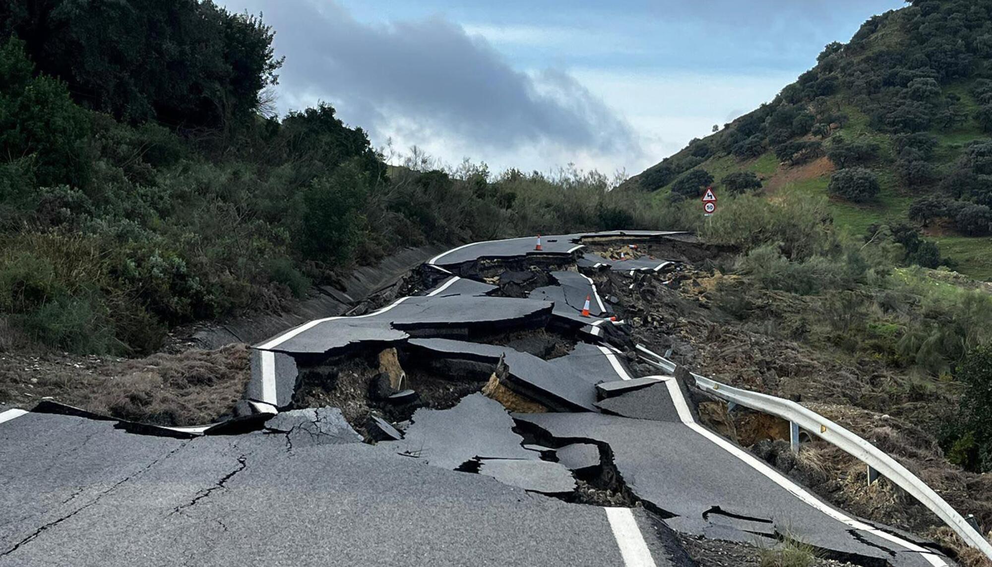 Carretera Grazalema destruida
