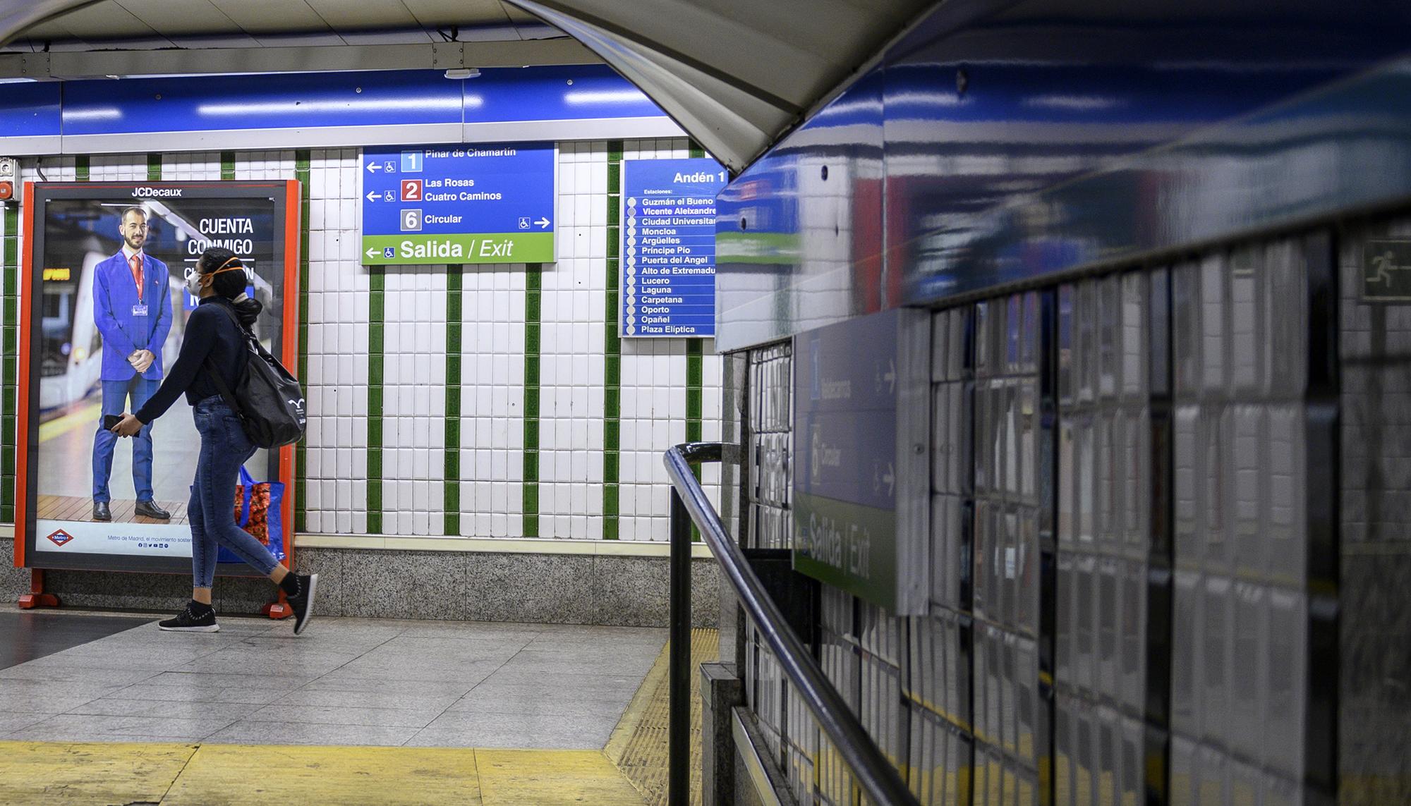 Mujer mascarilla metro