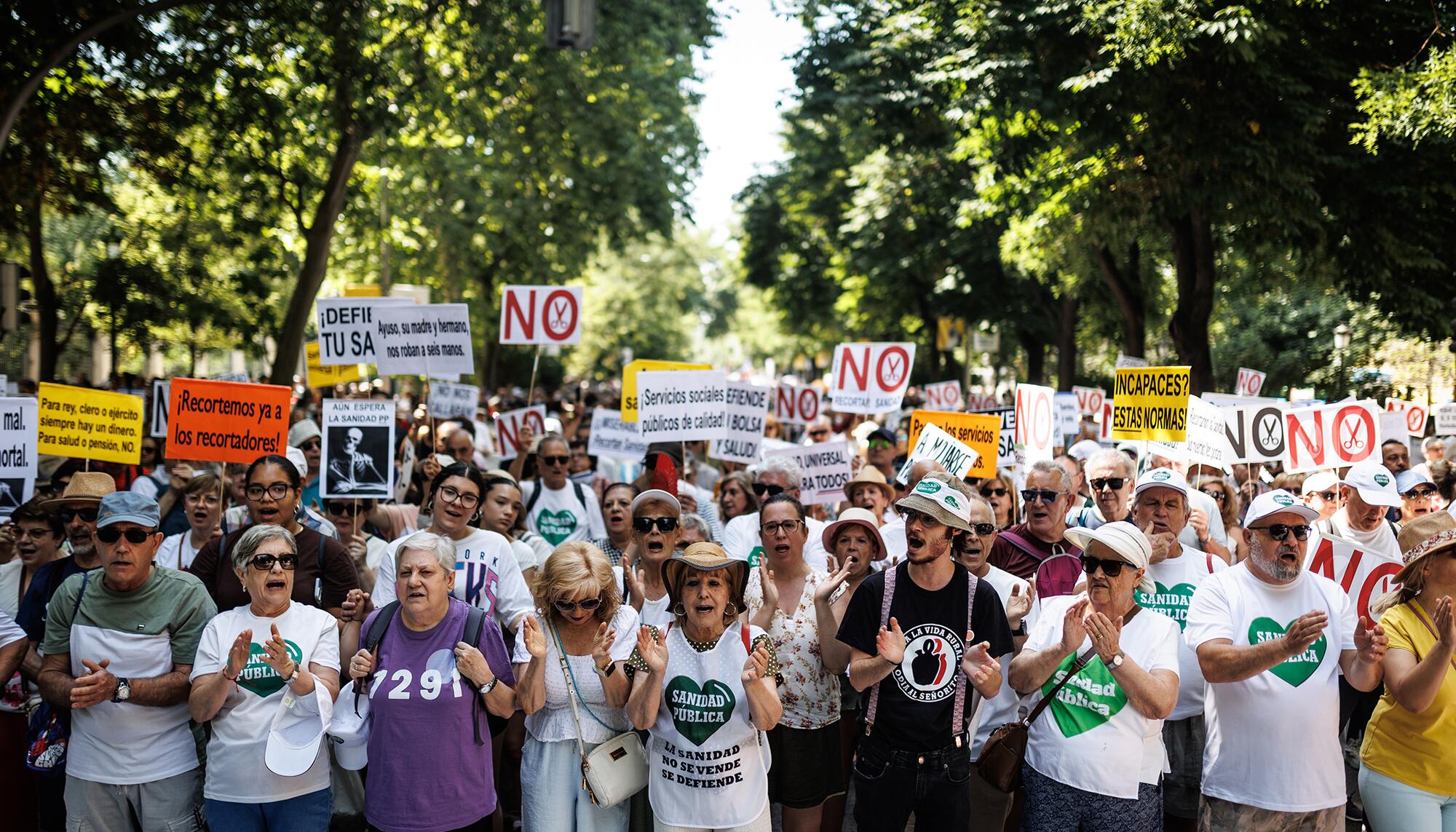 Miles de personas se manifestaron contra la política sanitaria de desmantelamiento de Isabel Díaz Ayuso.
