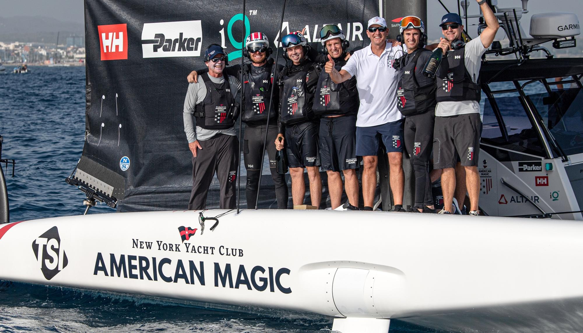 Un equipo de la Copa América de Vela saluda a la cámara.