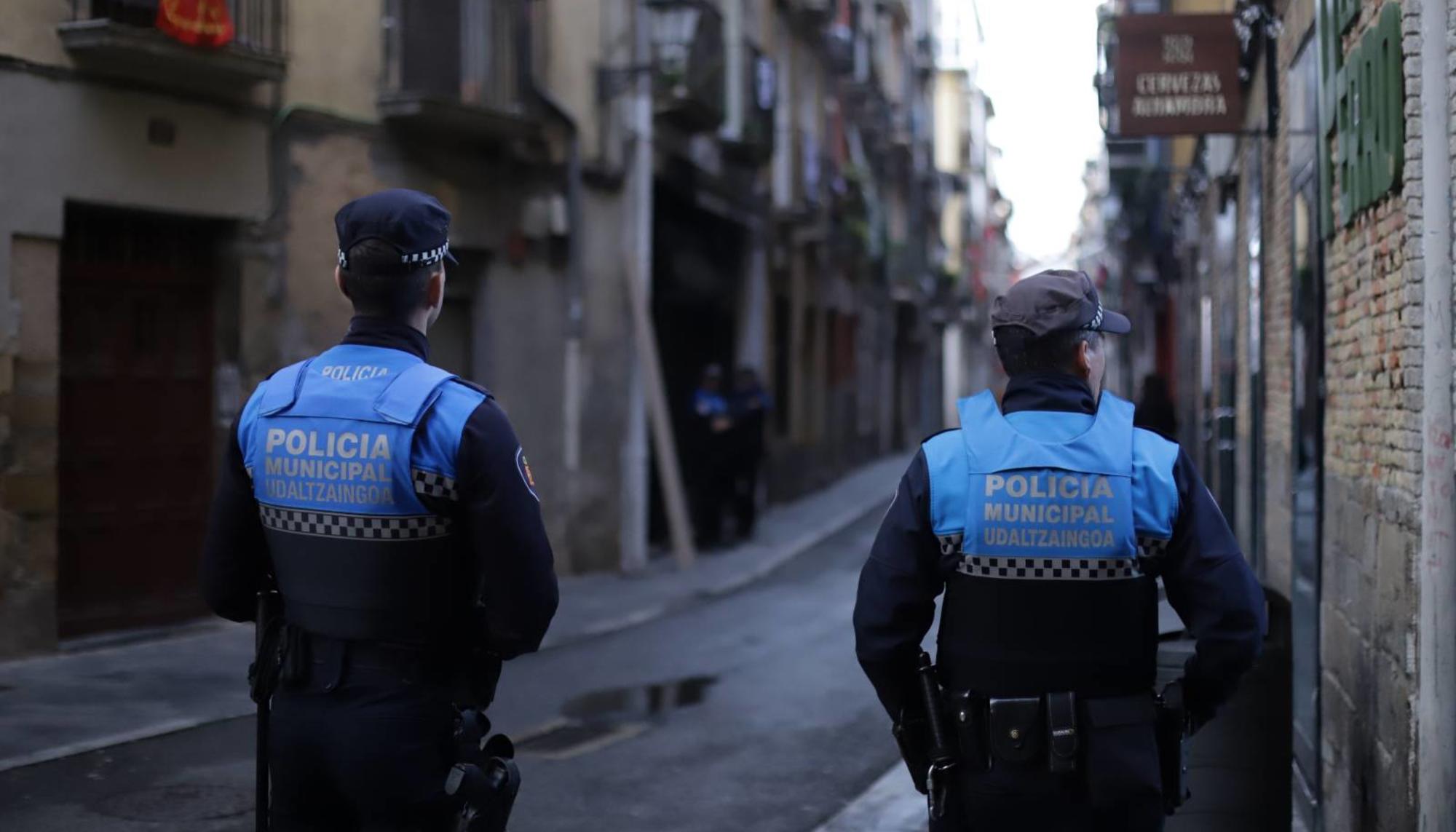 Policía municipal vigila el bloque de viviendas en calle Jarauta este miércoles 15 de noviembre, Pamplona / Konstseilu Sozialista Iruñerria