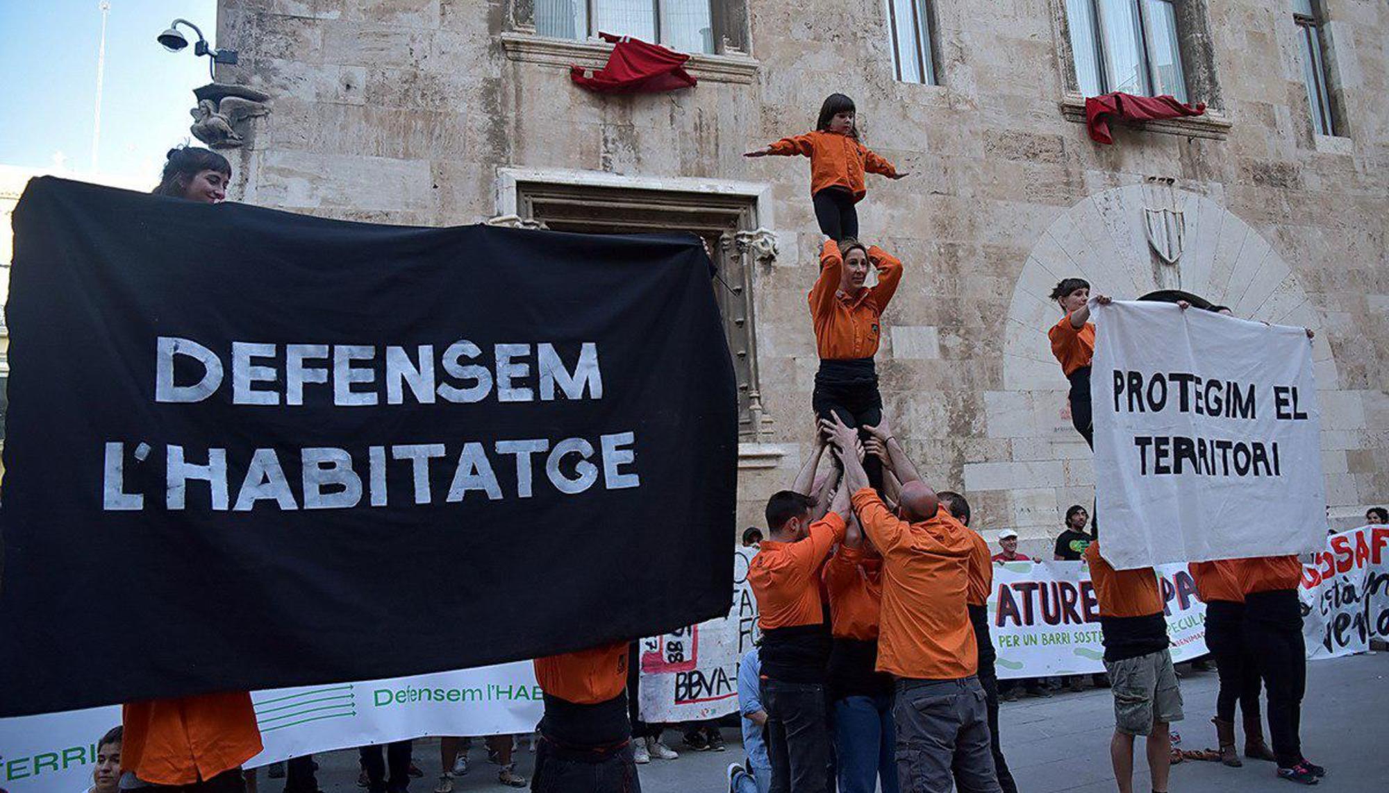 La manifestació de 'València no està en venda' culmina a la plaça de Manises, enfront de les Corts Valencianes