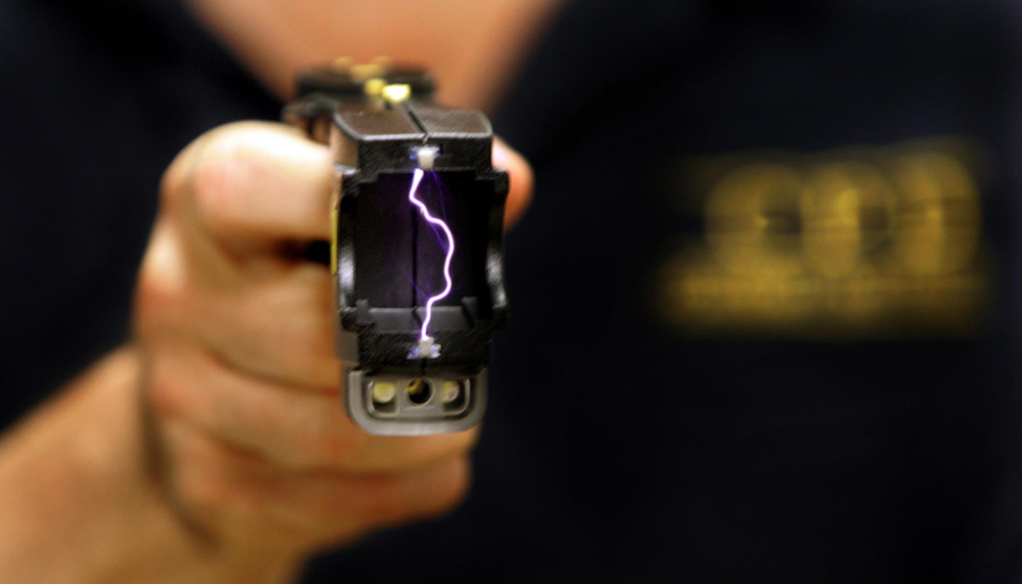 Taser: ¿Por qué es ilegal y cuáles las consecuencias de usarlo en