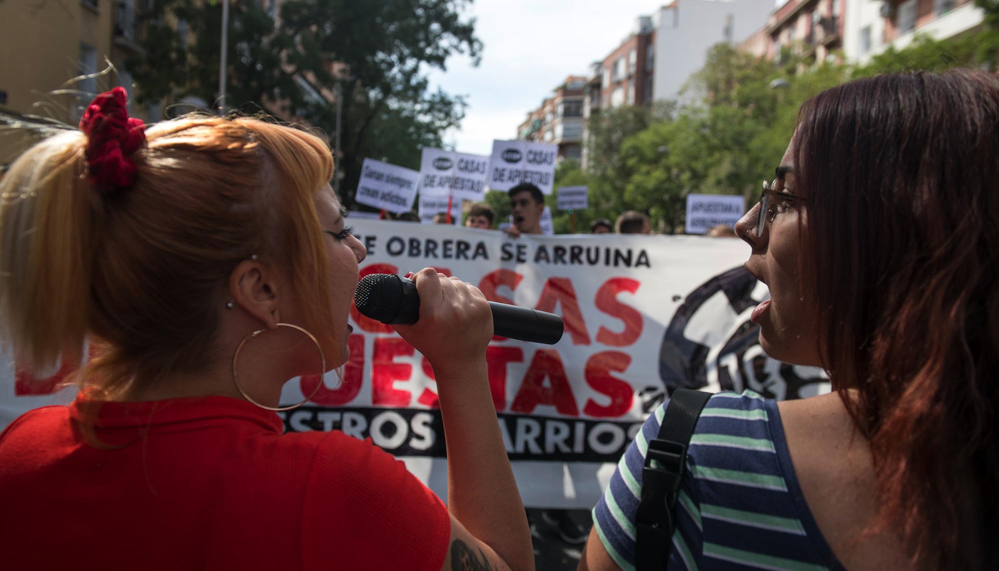 Manifestación contra las casa de apuestas en el barrio de Teután, Madrid.