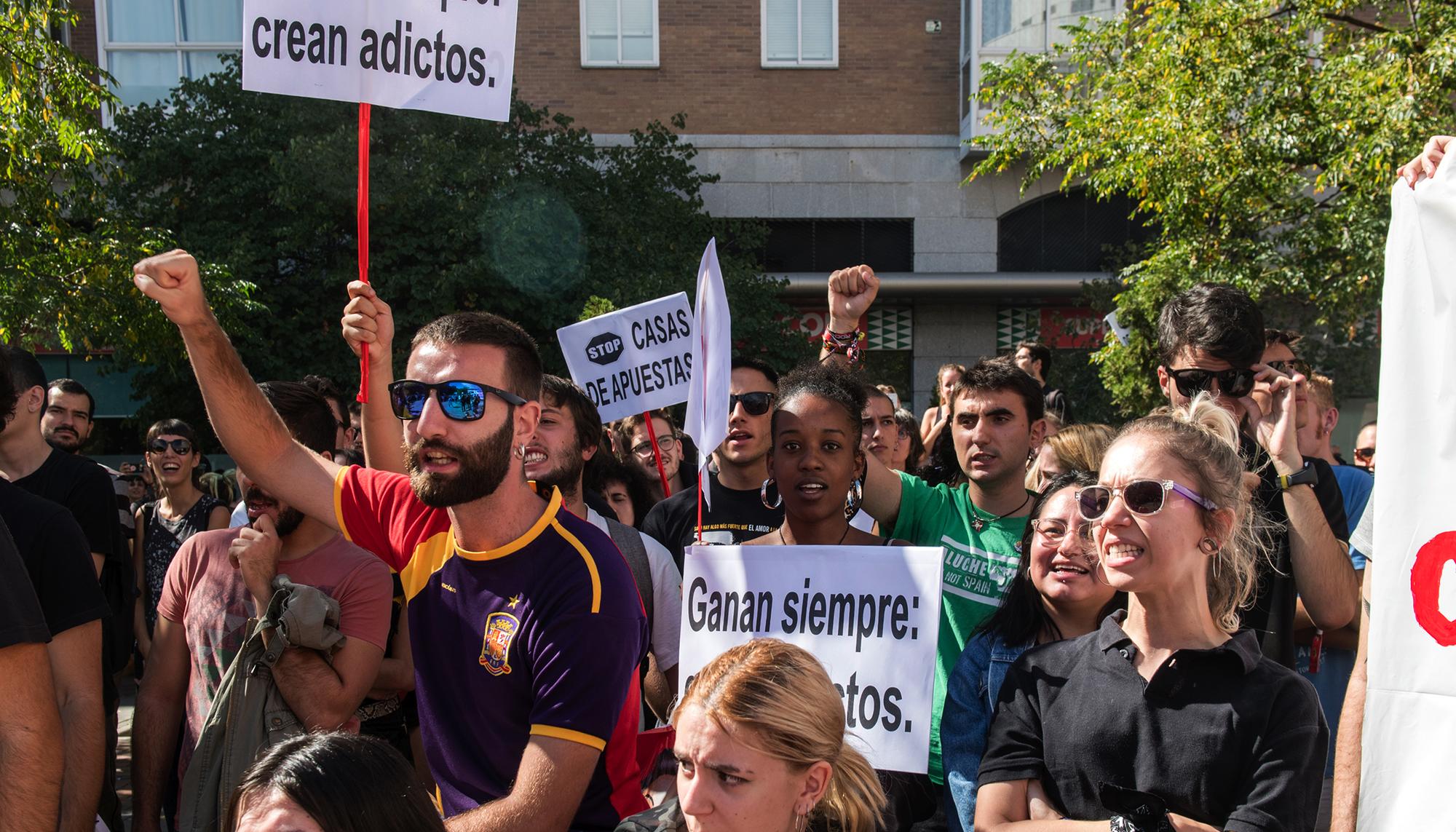 Manifestación contra las casa de apuestas en el barrio de Teután, Madrid.