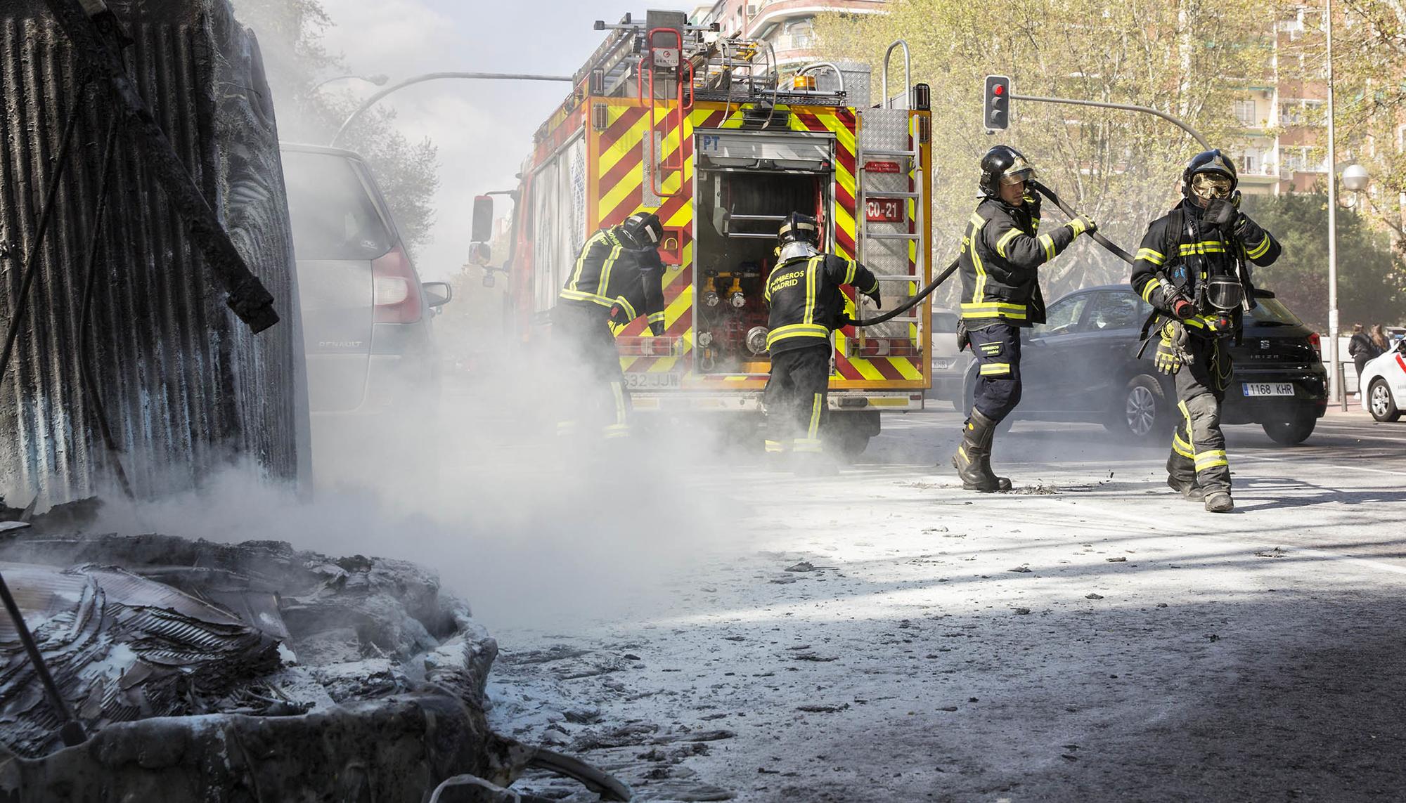 Bomberos incendio contenedor