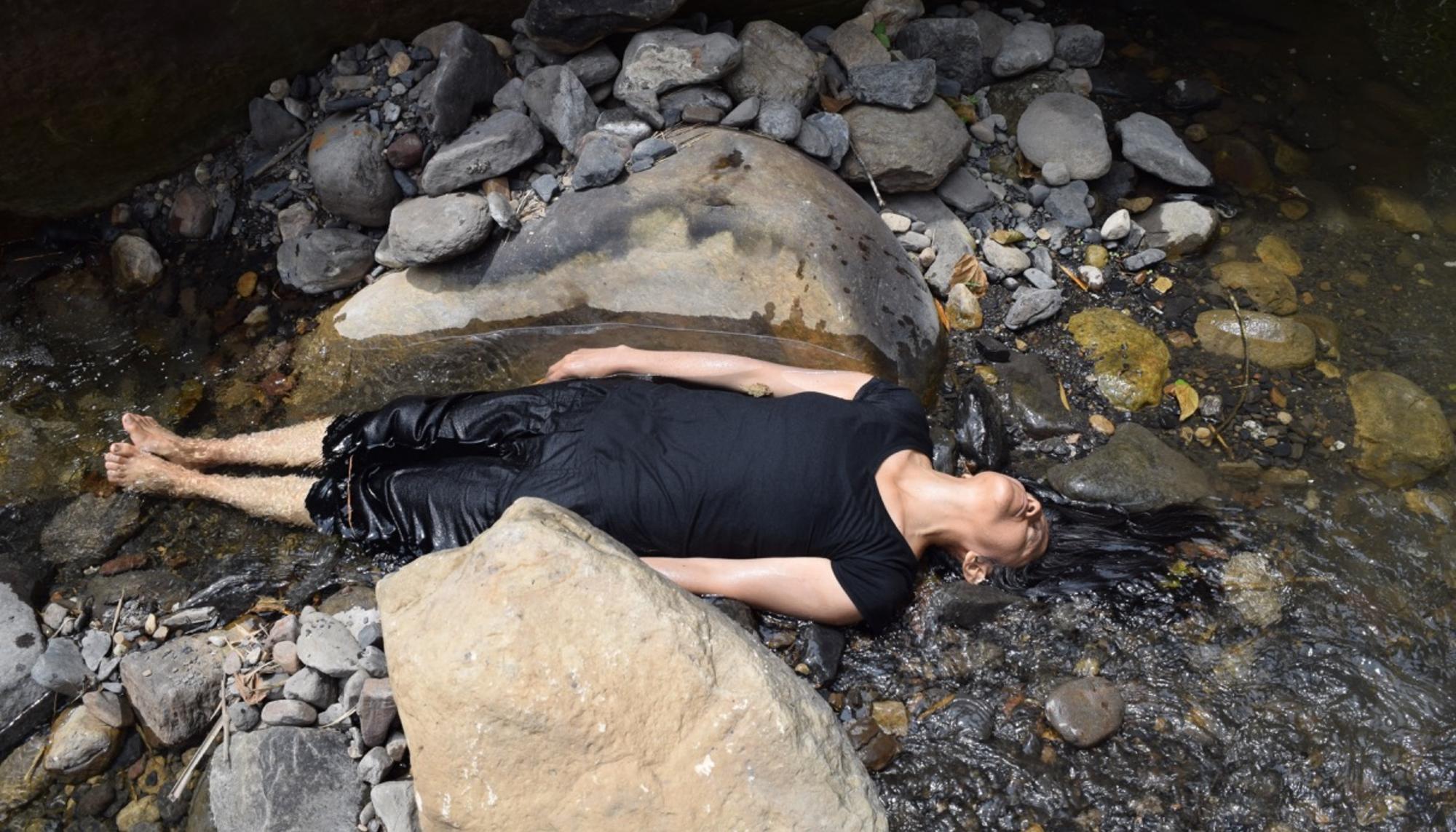 Procesos de agua, una de las parábolas de la artista Elvira Santamaría