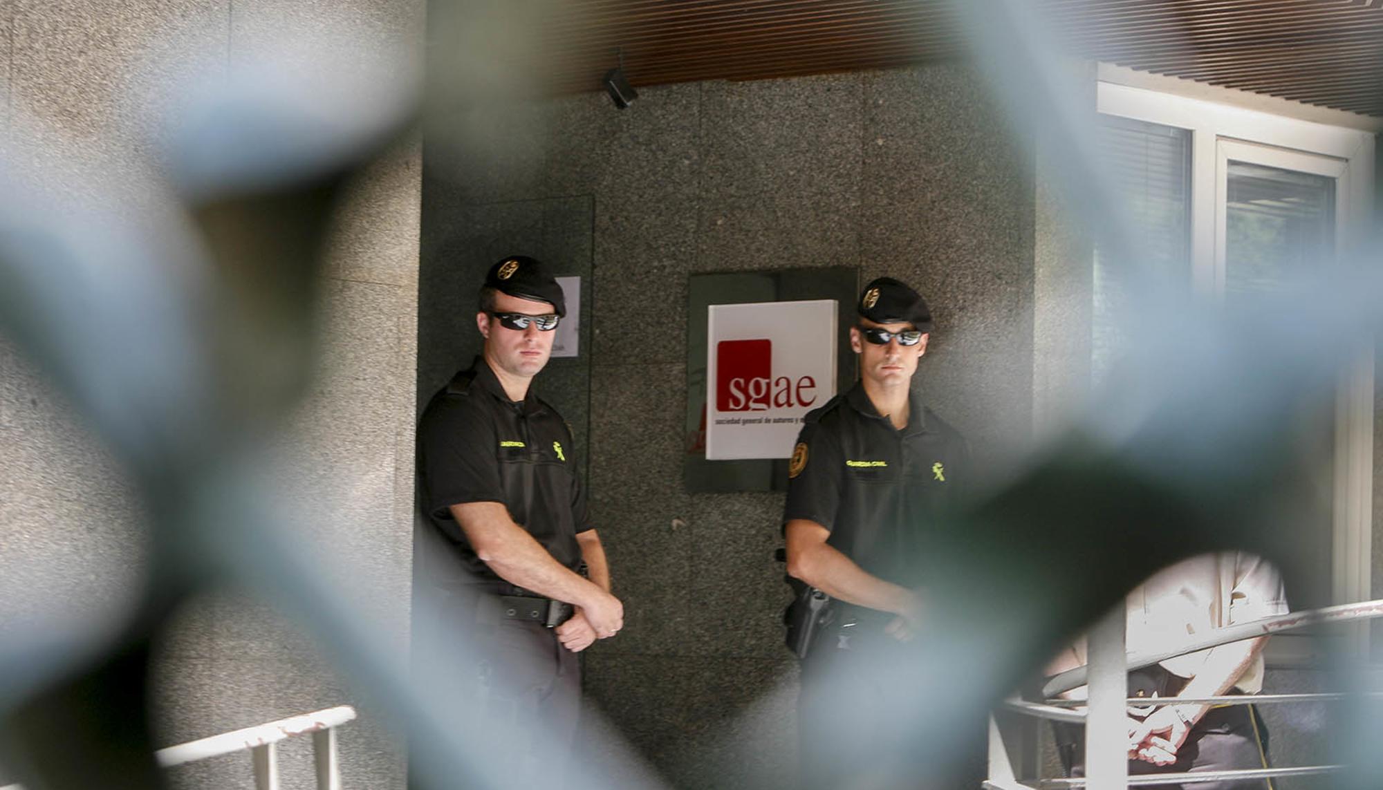 Agentes de la Guardia Civil en la sede de la SGAE en 2011