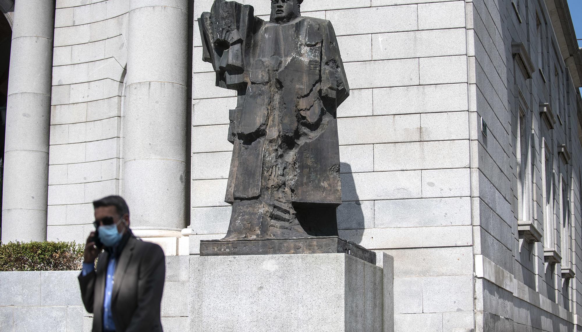 Estatuas de Indalecio Prieto y Largo Caballero en Madrid - 4