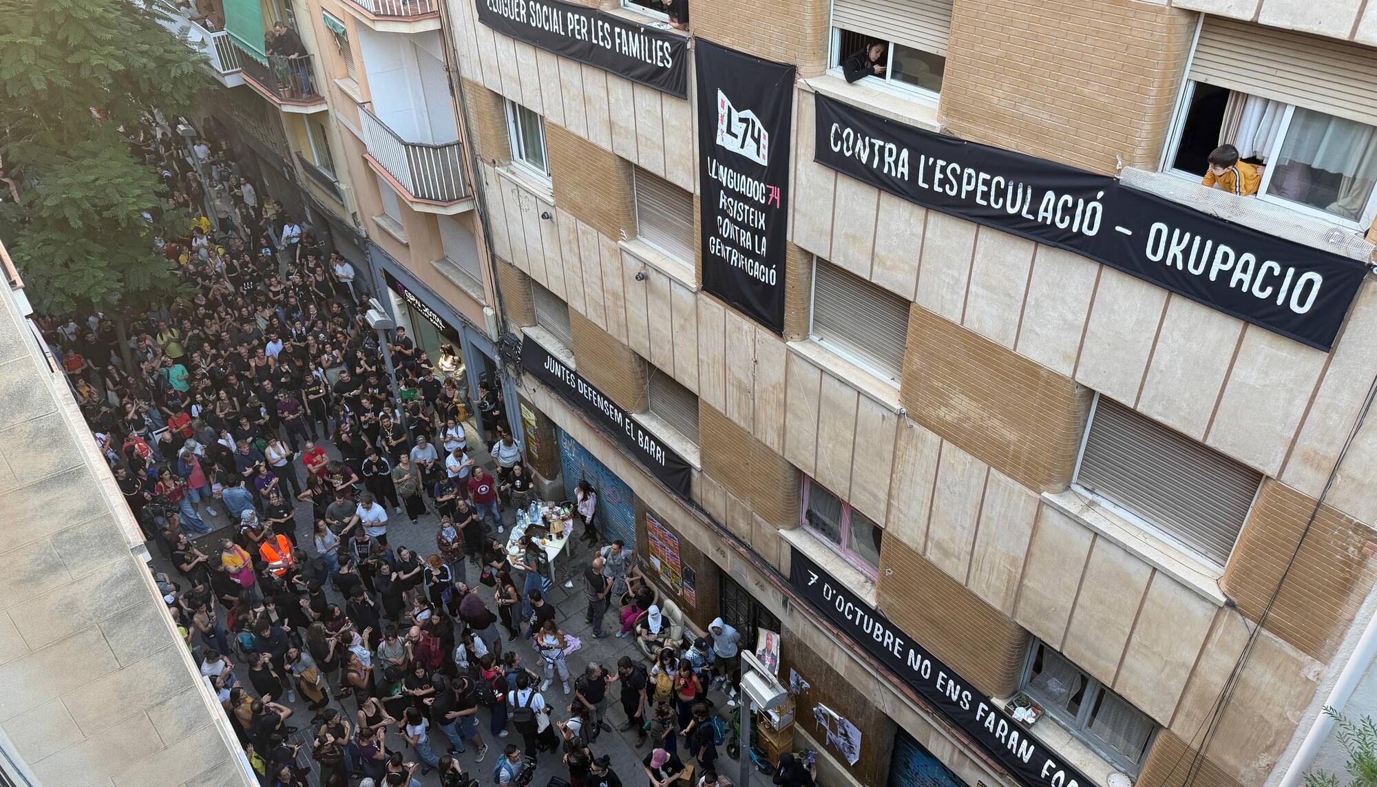 Movilización para impedir el desahucio del bloque Llenguadoc 74 en el barrio de Sant Andreu, en Barcelona.