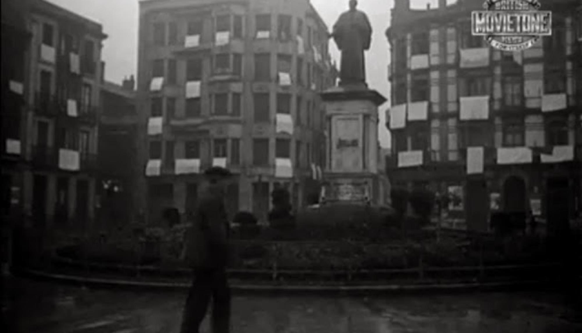 La Plaza del 6 de Agosto, presidida por una estatua de Jovellanos