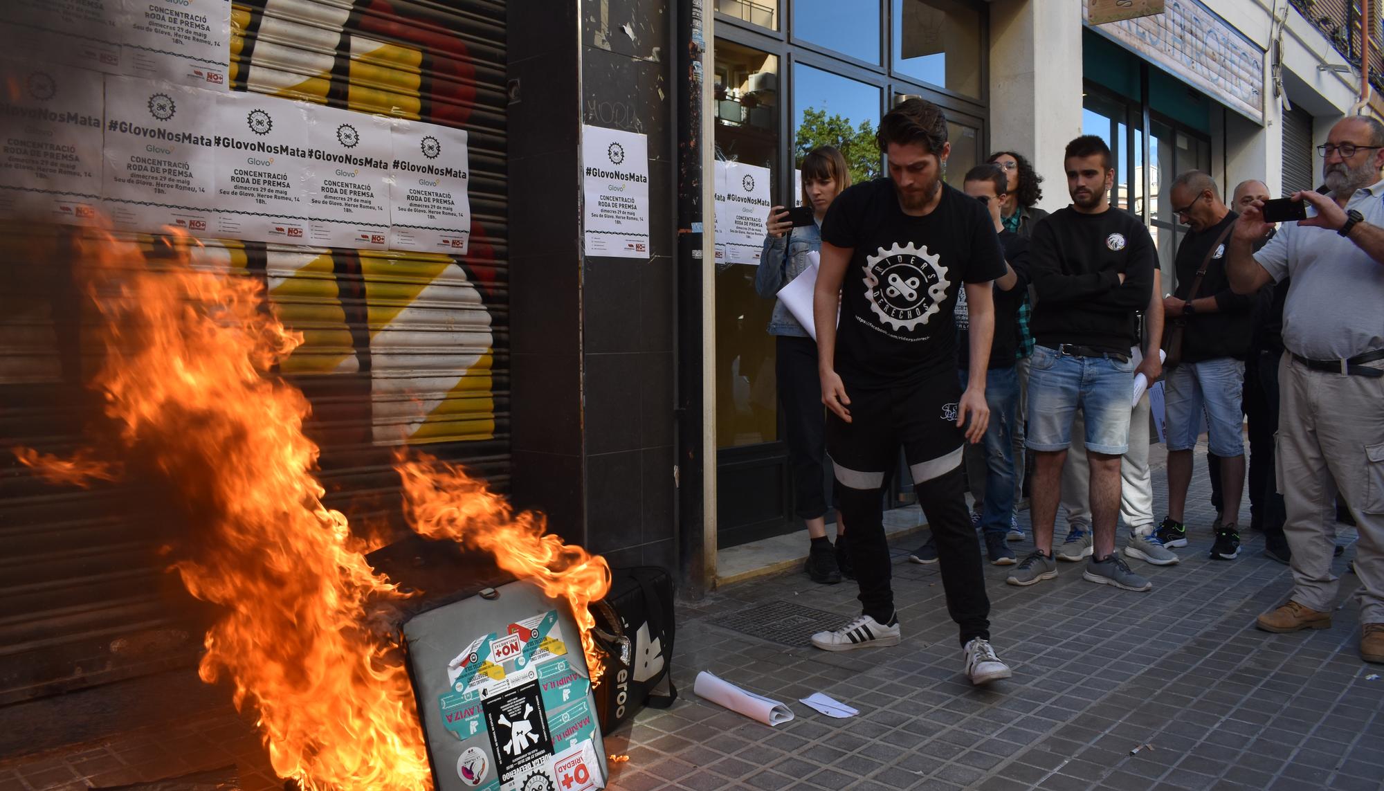 'Riders' de Valencia, queman sus mochilas en solidaridad con el trabajador de Glovo muerto en Barcelona