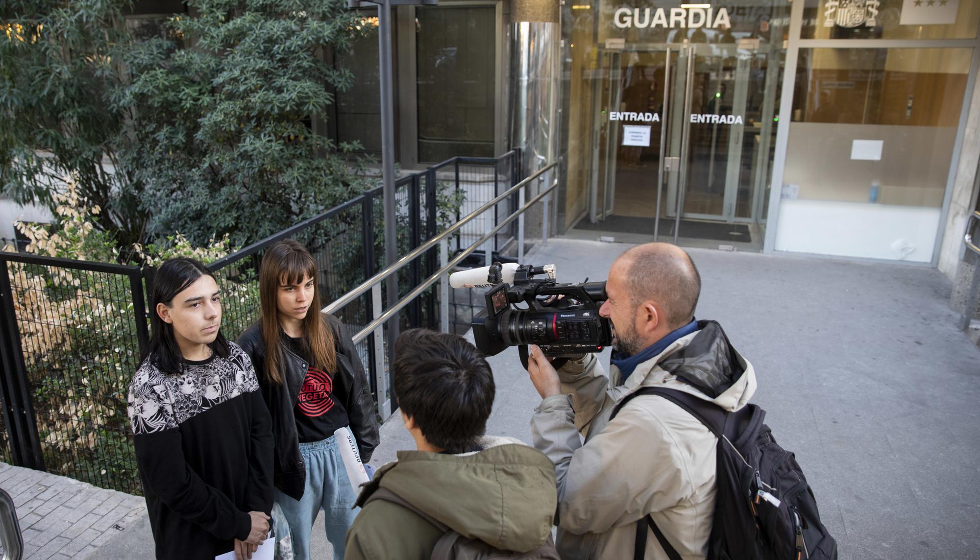 Salida de las detenidas tras la acción contra la crisis climática en el Museo del Prado - 1