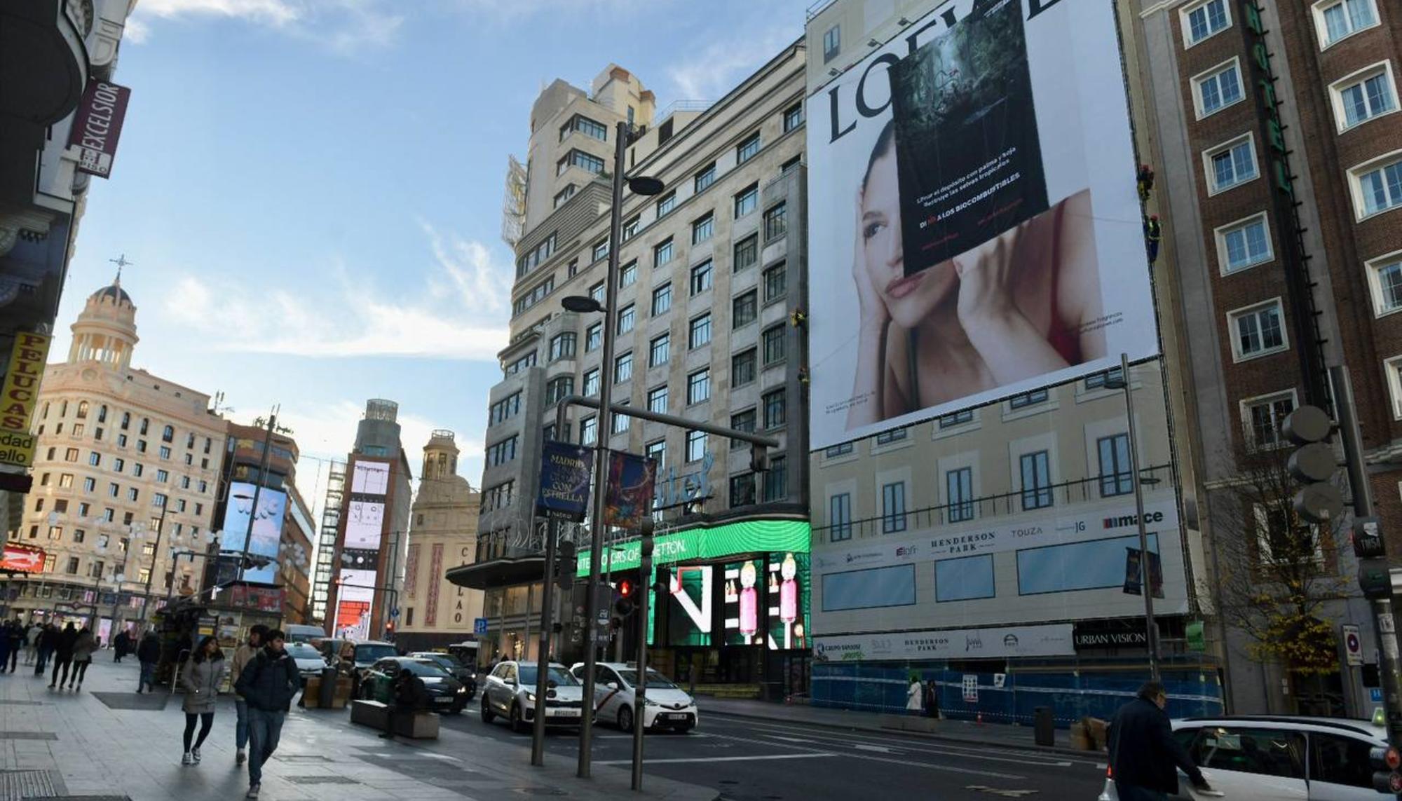 Ecologistas en Acción desplegó este 21 de diciembre una pancarta gigante contra los biocombustibles en La Gran Vía de Madrid.