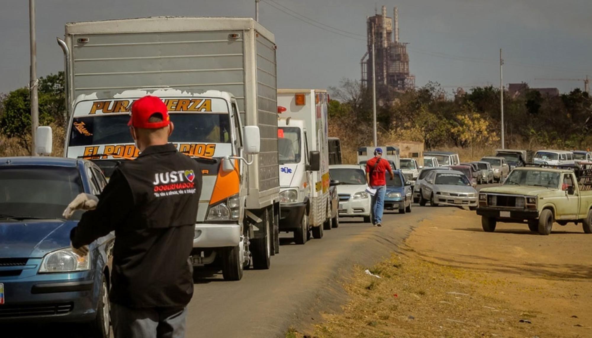 Colas para llenar el depósito en Bolivar, Venezuela.