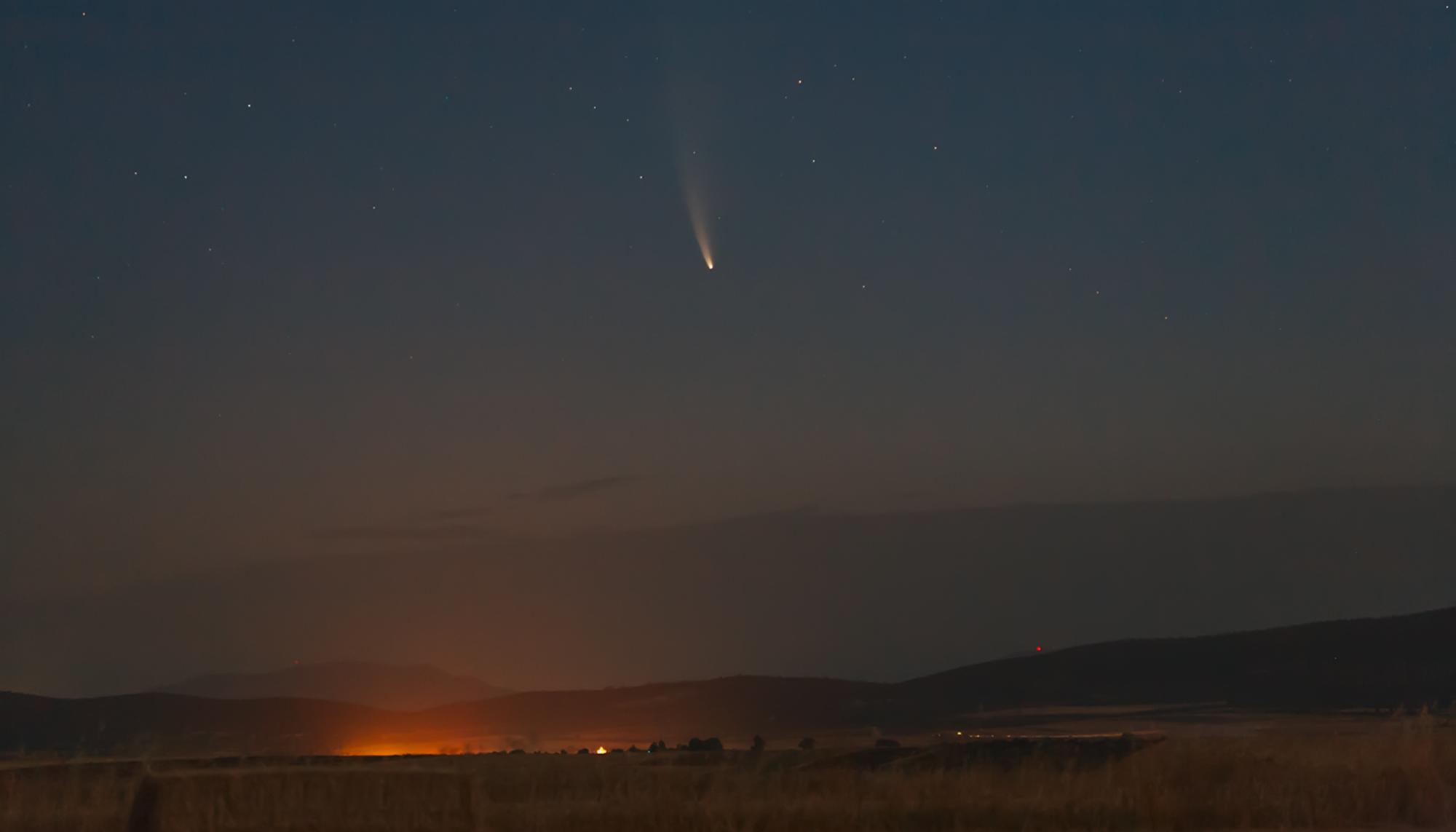 Incendio, estrella fugaz, noche