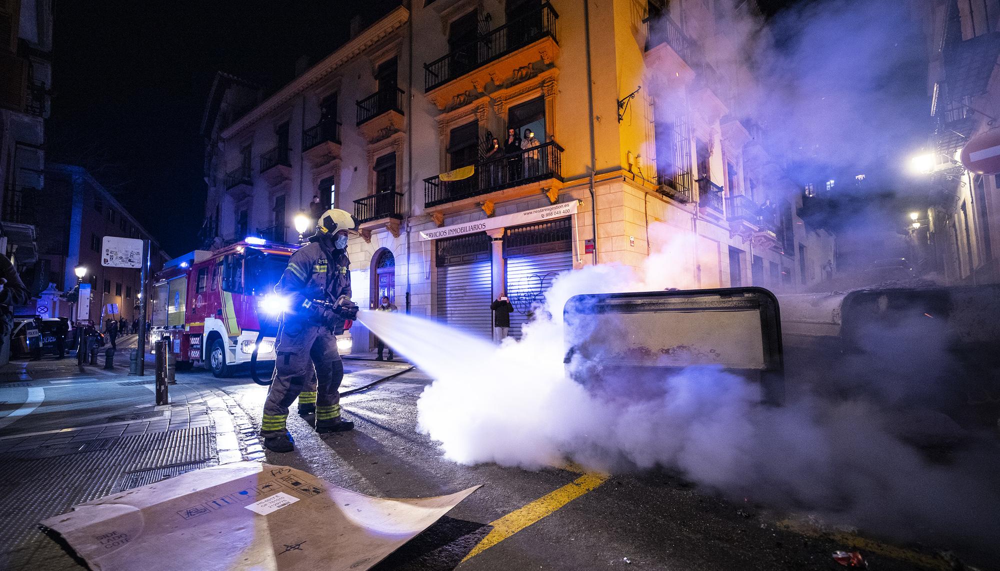 Barricadas en la manifestación de Granada por la encarcelamiento de Pablo Hasél - 11