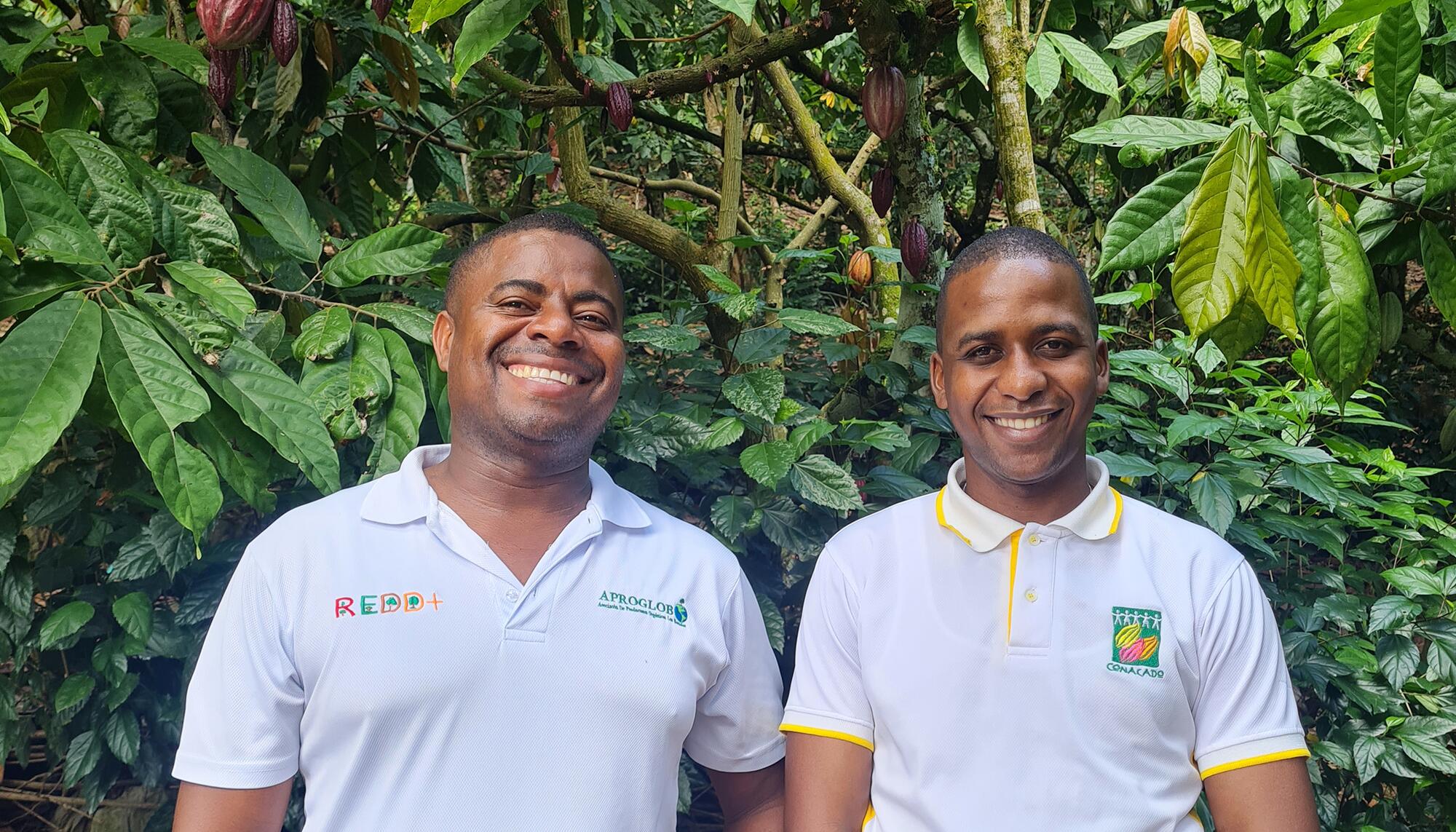 Plantación familiar de cacao propiedad de Loker Payano Serverino (técnico agrícola de Conacado, cooperativa financiada por Oikocredit) en Los Botados, región de Monte Plata, República Dominicana.