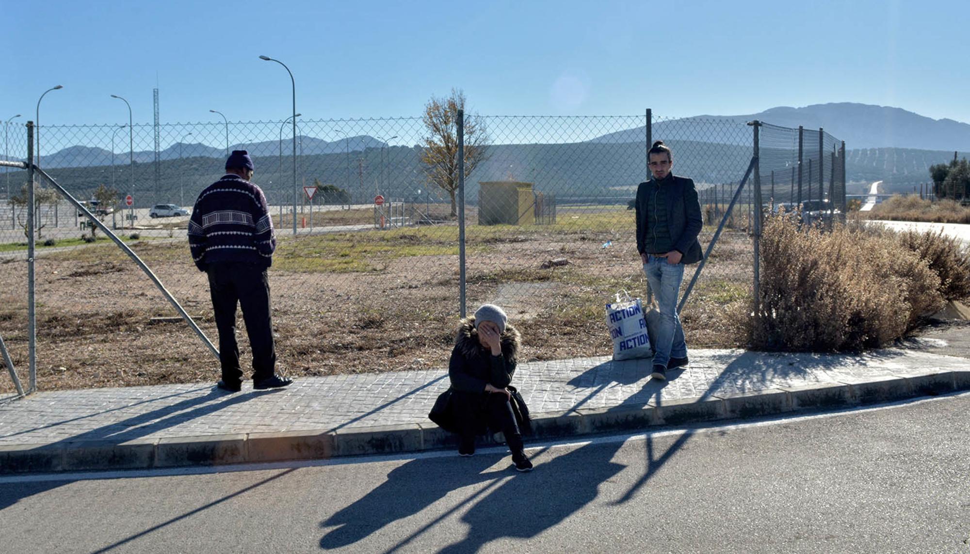 Aisha espera ante la cárcel de Málaga II, reconvertida en CIE provisional, para ver a su hijo