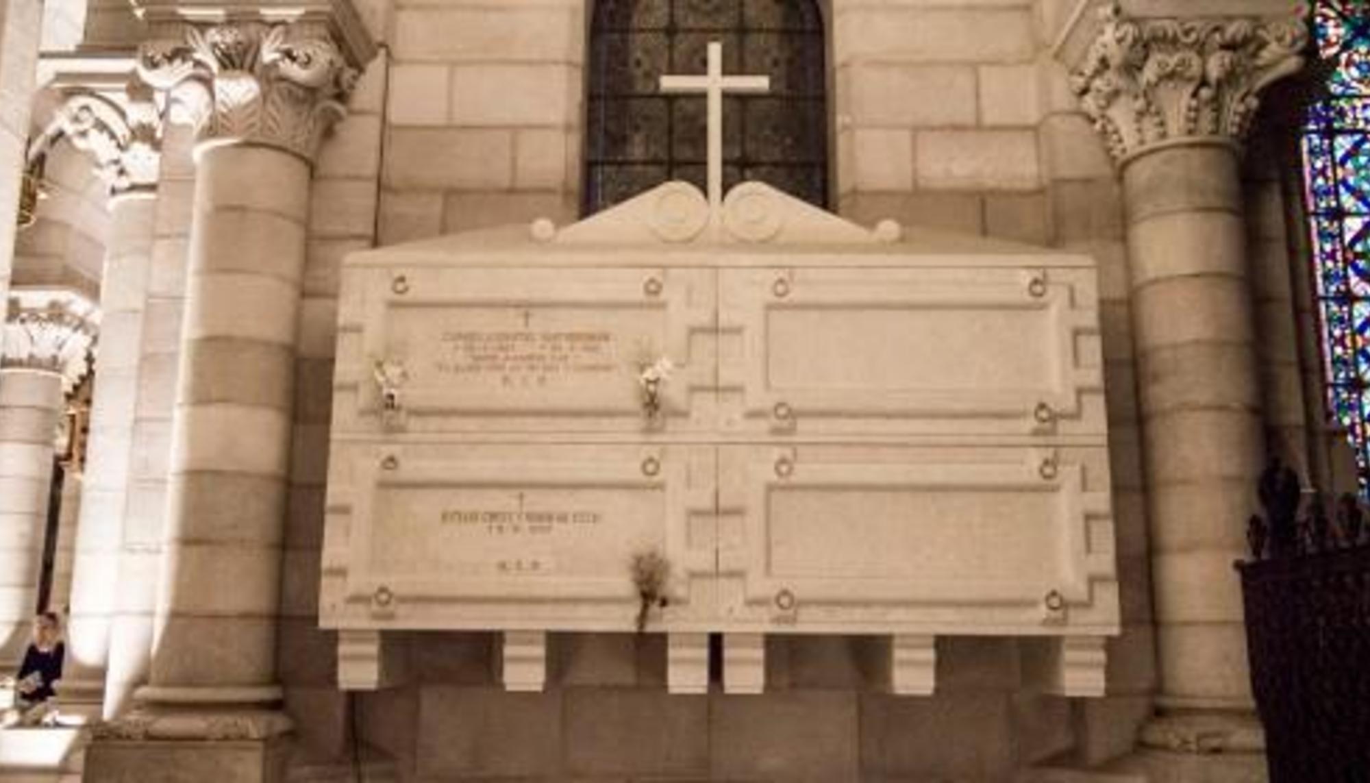 Tumbas en la cripta de la catedral de La Almudena