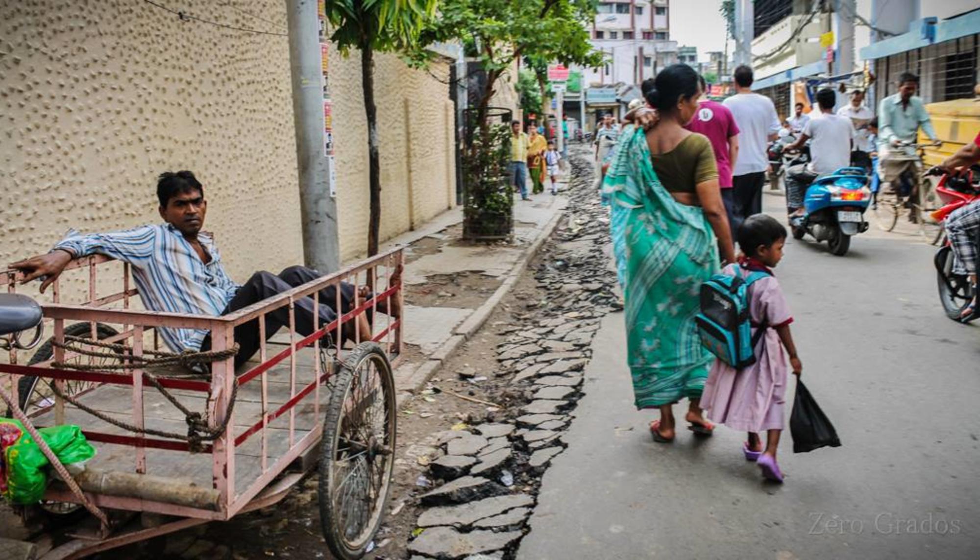 Personas pasean en Calcuta (India)