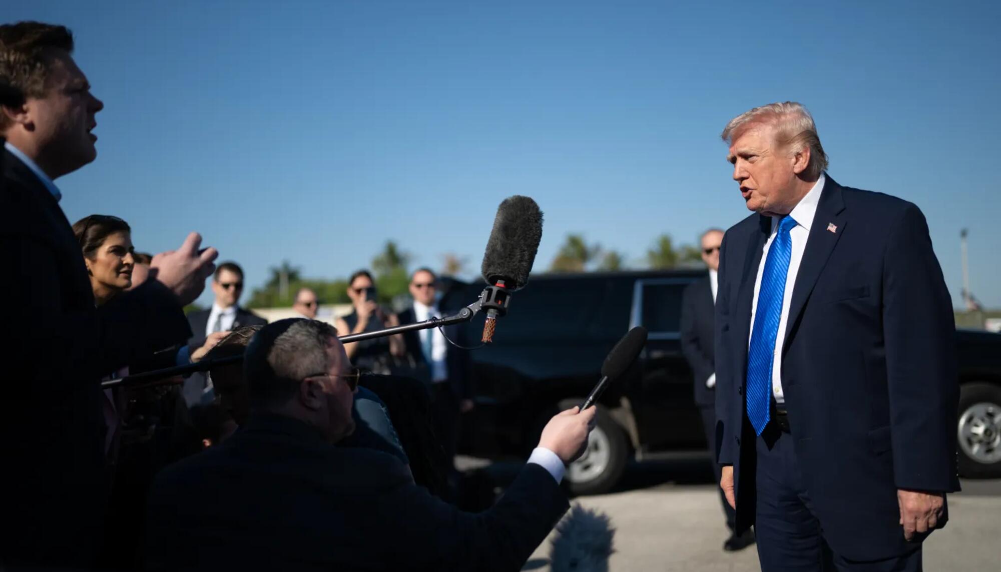 Trump, atendiendo a los medios, tras bajarse del Air Force One. 