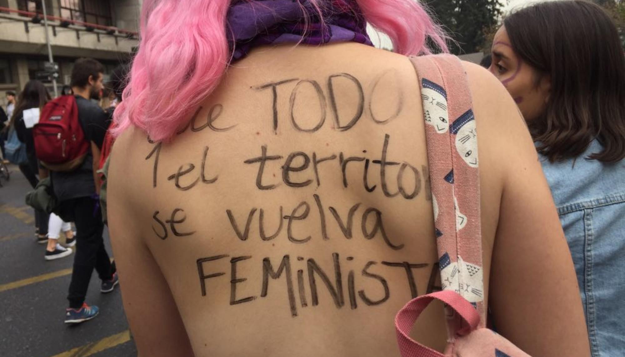 Una mujer en una marcha feminista en Chile