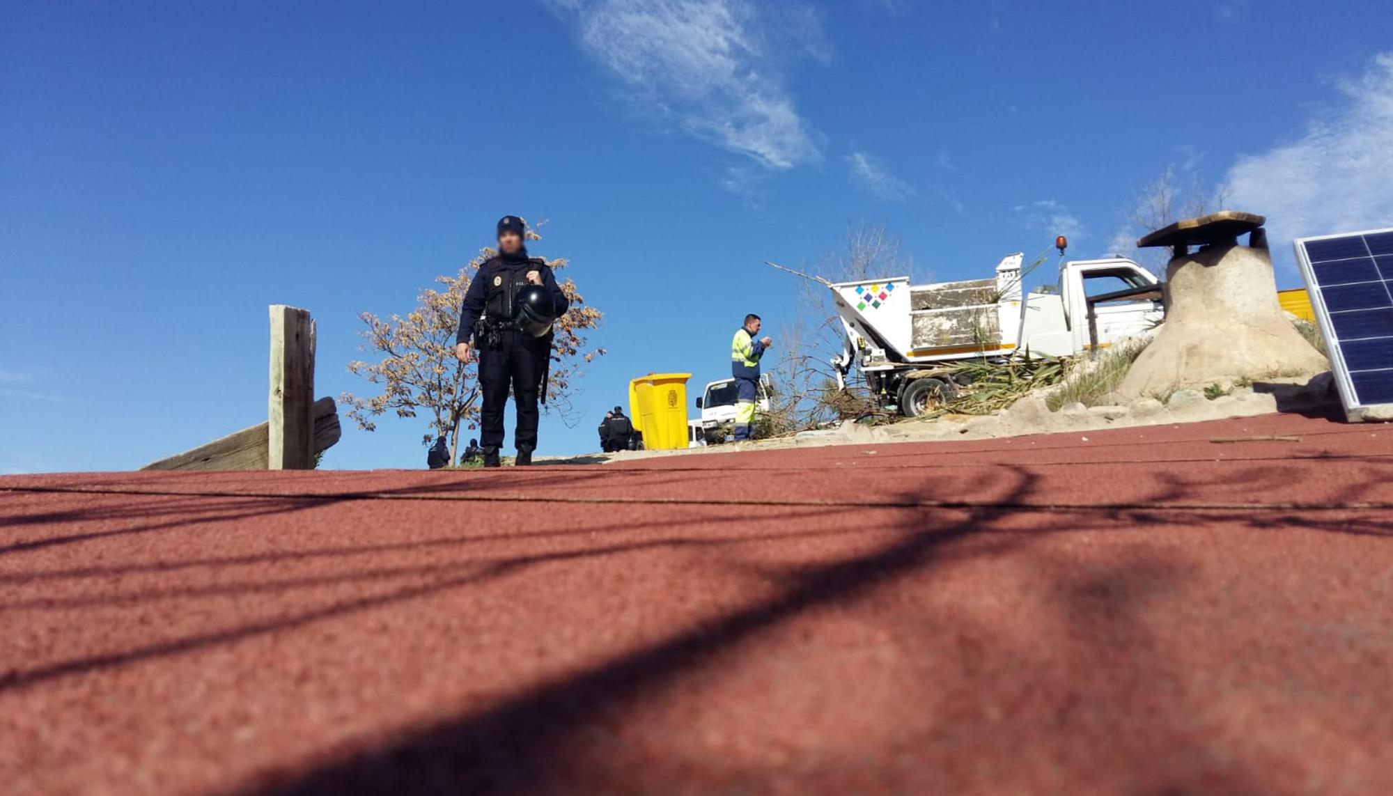 Policía y operarios de Inagra llegan al Cerro de San Miguel, Granada