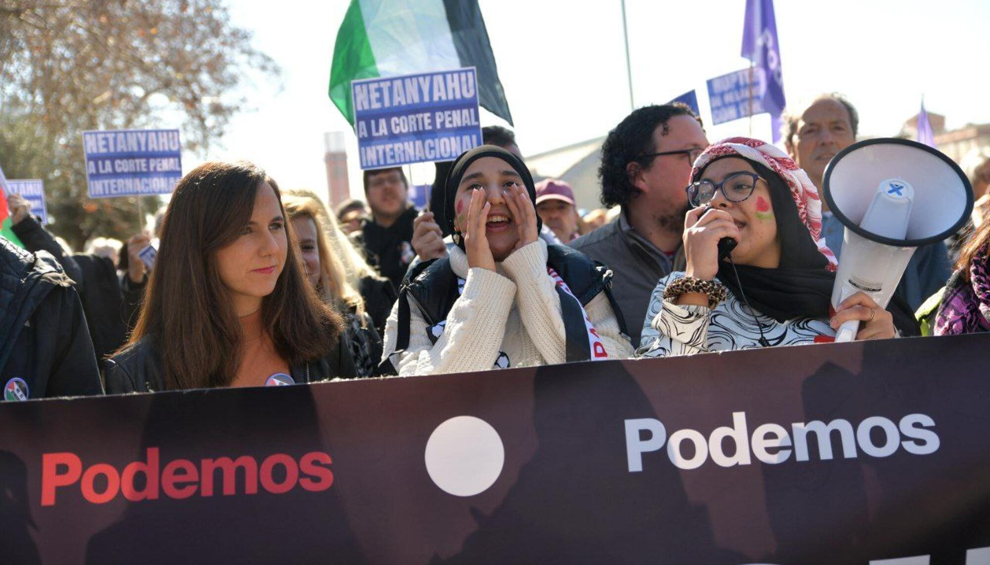 Manifestación del 17 de febrero "Libertad para Palestina" convocada por Sumar, IU, Más País, PCE y los grandes sindicatos. El PSOE apoyó la manifestación como "participante". - 14